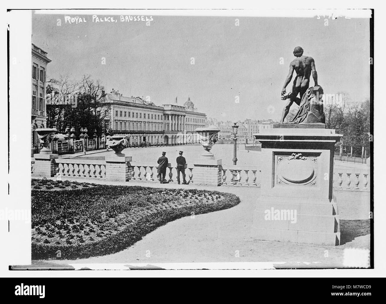 Une vue sur le Palais Royal de Bruxelles, mettant en valeur son architecture majestueuse et son cadre grandiose. Banque D'Images