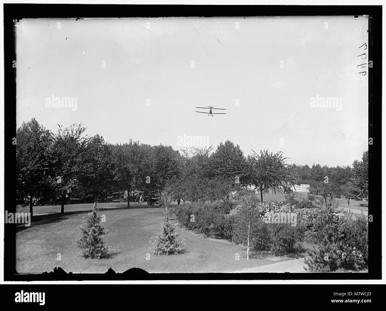 Une démonstration aérienne des premiers avions alliés, présentant l'avion américain Thomas-Morse lors d'un événement public au Polo Grounds. Banque D'Images