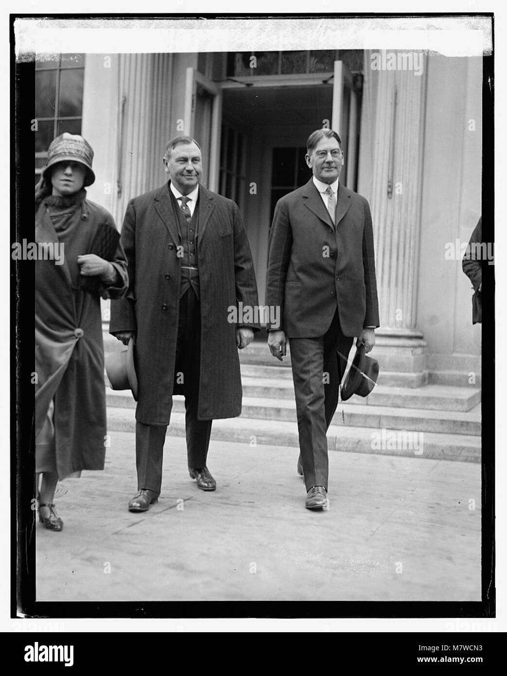 Cette image montre Stone et Wilbur marchant ensemble, probablement capturés dans un contexte public ou social en 1924. Banque D'Images