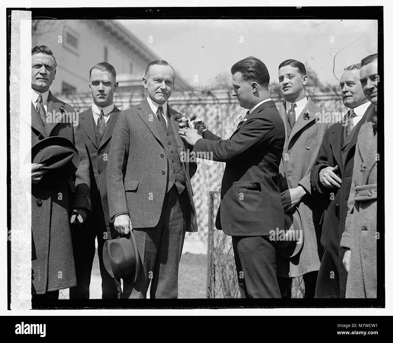 Une photo illustrant l'histoire du coquelicot des vétérans des guerres étrangères, datée du 19 mars 1924. Cette image illustre probablement un événement commémoratif lié aux anciens combattants et à leur utilisation du coquelicot comme symbole du souvenir. Banque D'Images