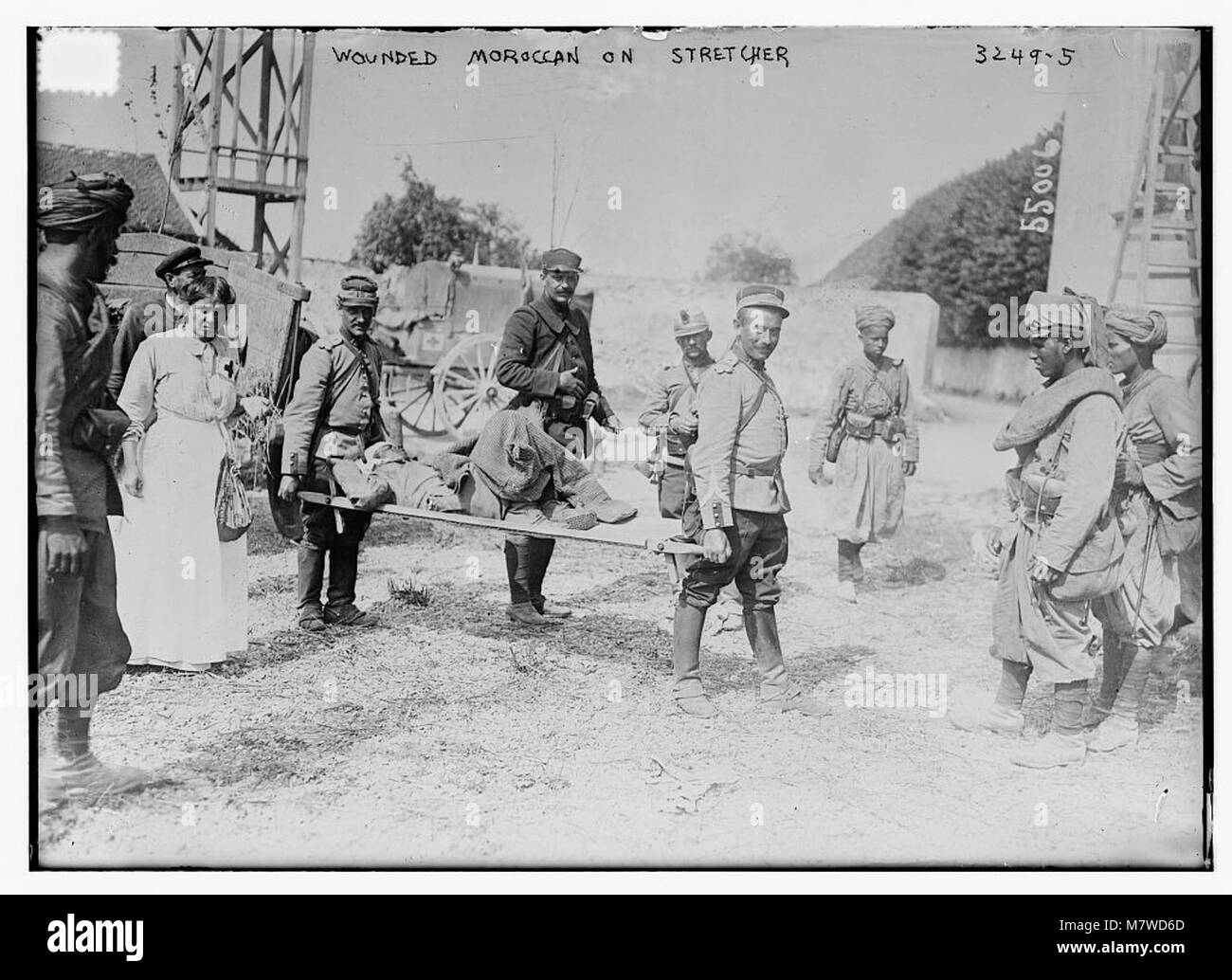 Photographie d'un soldat marocain transporté sur une civière, possiblement blessé au cours d'un conflit historique, montrant les réalités de la guerre. Banque D'Images