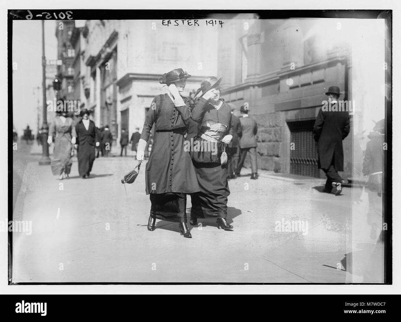 Cette photographie capture une célébration de Pâques en 1914, mettant en valeur les pratiques culturelles et religieuses de cette période. Pâques, une fête chrétienne importante, a été largement observée avec diverses traditions, y compris les services religieux et les réunions de famille. Banque D'Images