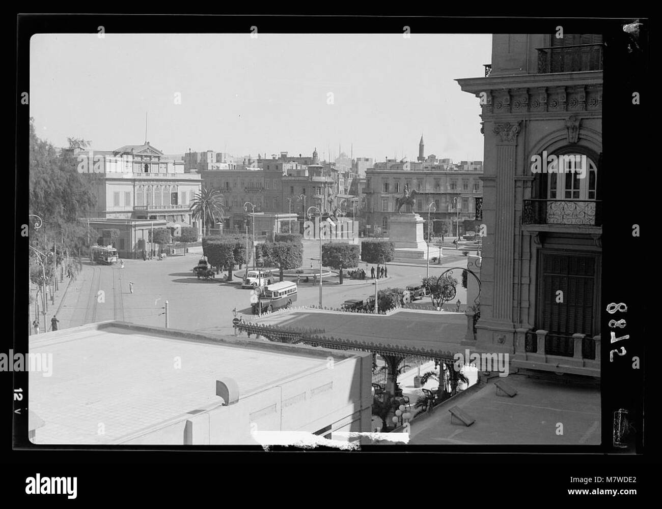 Vue sur la place de l'Opéra au Caire, en Égypte, depuis la terrasse supérieure de l'hôtel Continental Savoy. La photo capture le paysage urbain dynamique de la ville, avec la place de l'Opéra au centre, mettant en valeur l'importance culturelle et architecturale des zones historiques du Caire. Banque D'Images