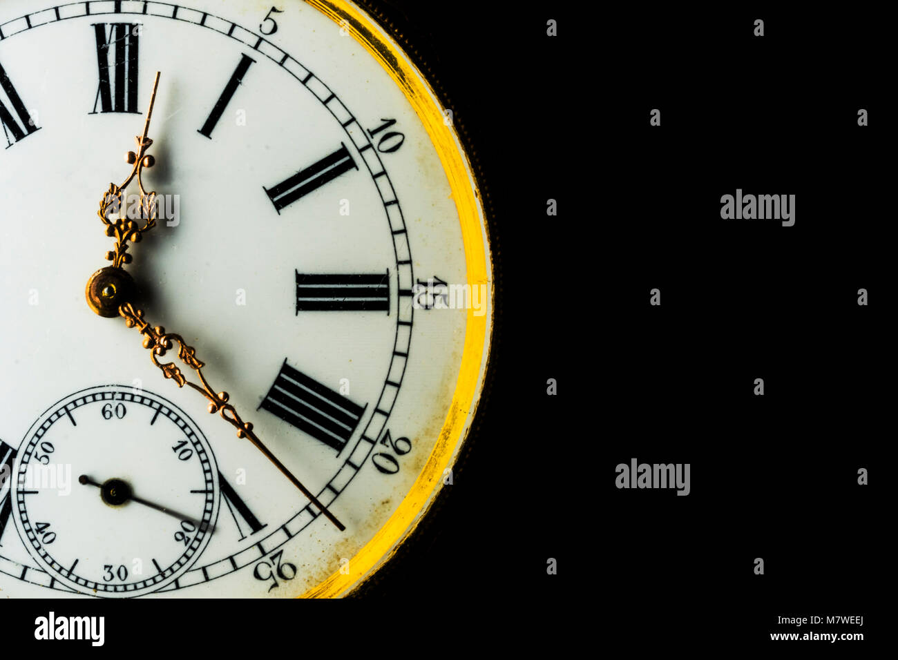 Gros plan sur une vieille montre à clippé fond noir et copy space Banque D'Images