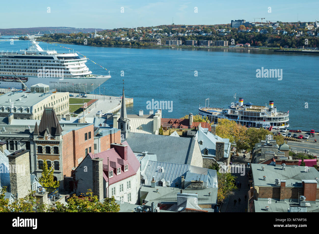 Québec, Canada. Vue de la ville basse et le fleuve Saint-Laurent, vue de la Ville Haute. Banque D'Images