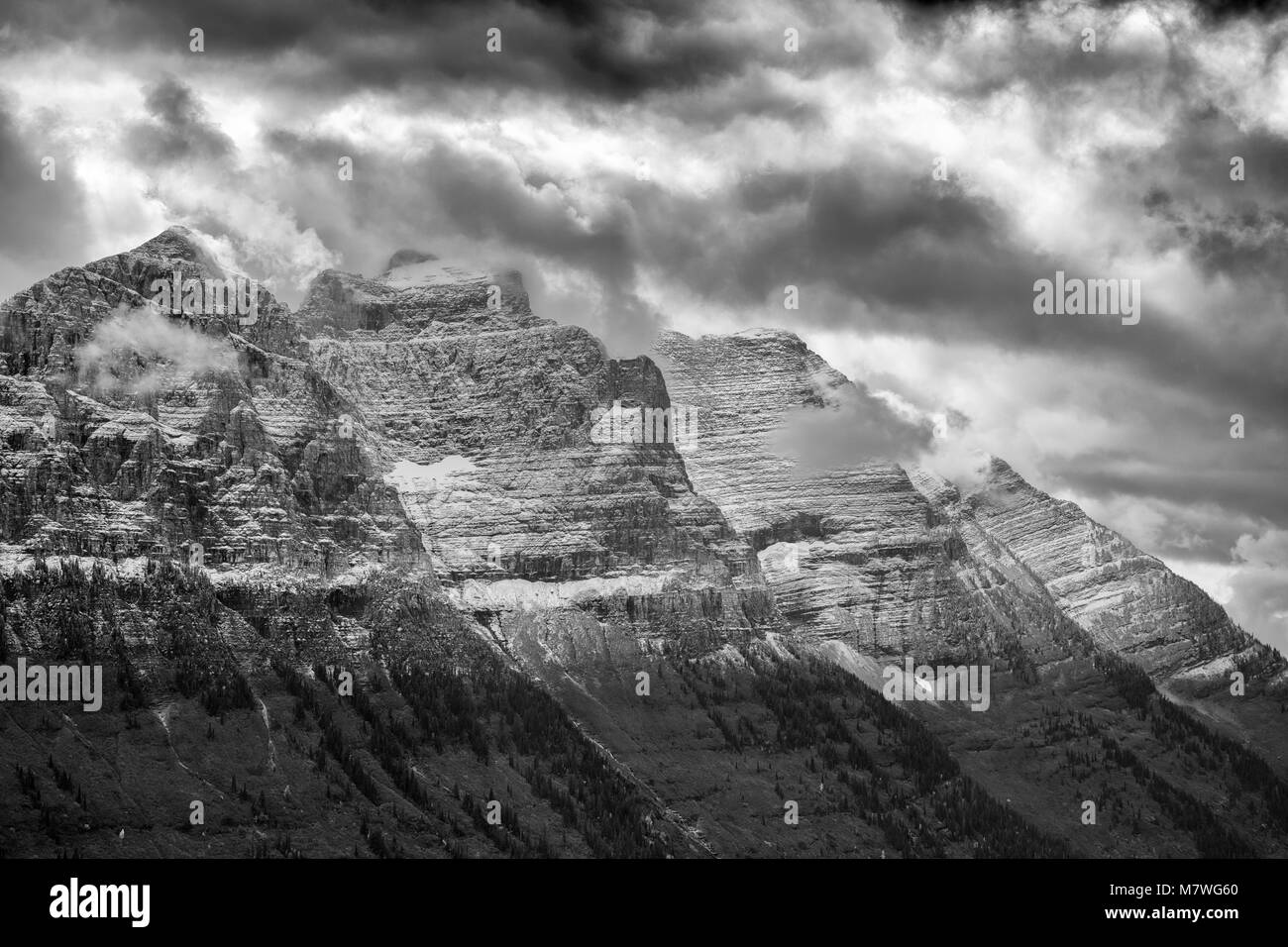 Mince couche de neige sur le mont Oberlin, aller au soleil Road, Glacier National Park, Montana Banque D'Images