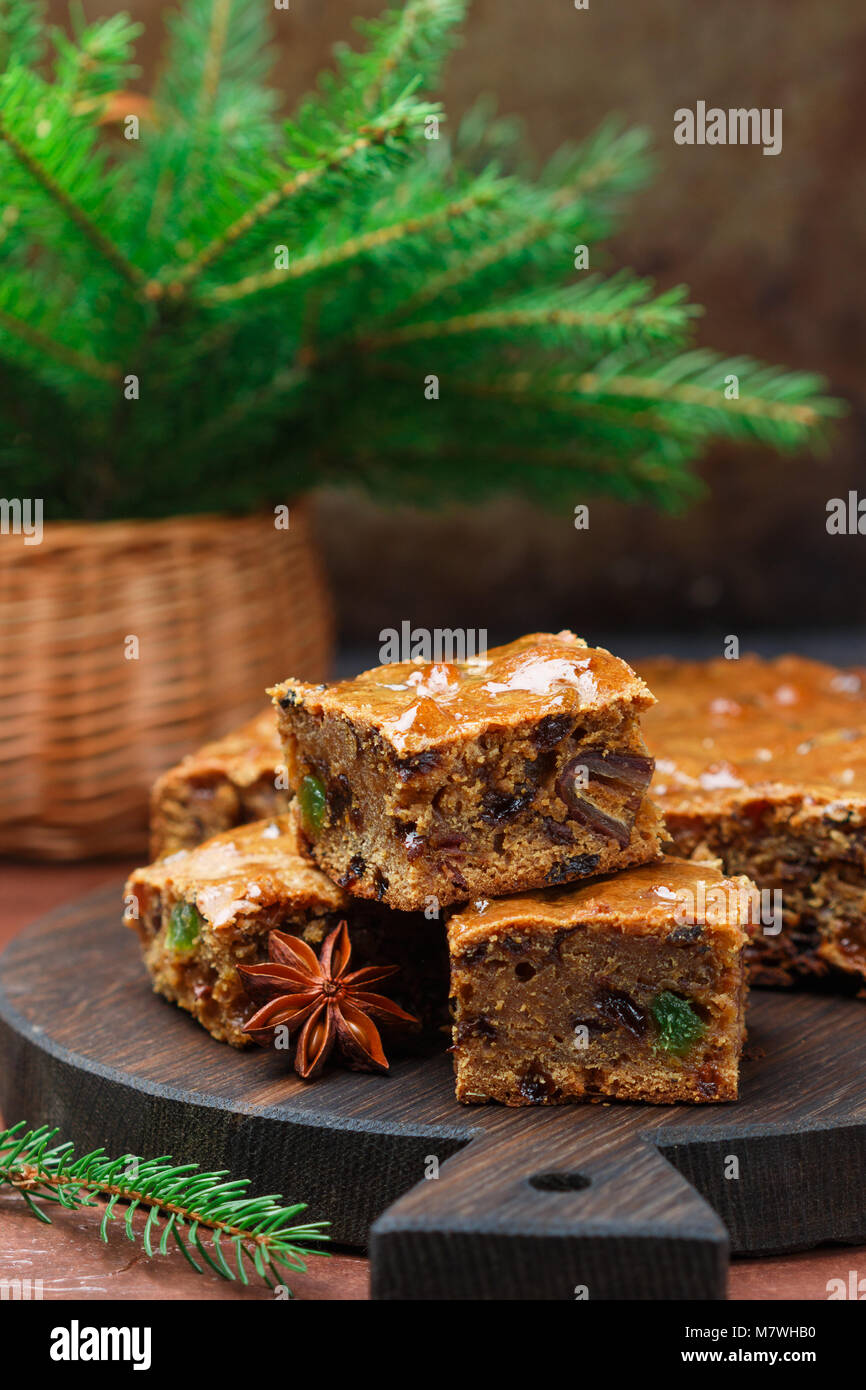 Gateau Aux Fruits Avec Des Raisins Secs Des Dattes D Agrumes Confits De Miel De Cannelle D Anis Et De Cardamome Dessert De Noel Faits Maison Nouvelle Annee Selective Focus Photo Stock Alamy Gateau Aux Fruits Avec Des Raisins Secs Des Dattes D Agrumes Confits De Miel De Cannelle D Anis Et De Cardamome Dessert De Noel Faits Maison Nouvelle Annee Selective Focus Photo Stock Alamy