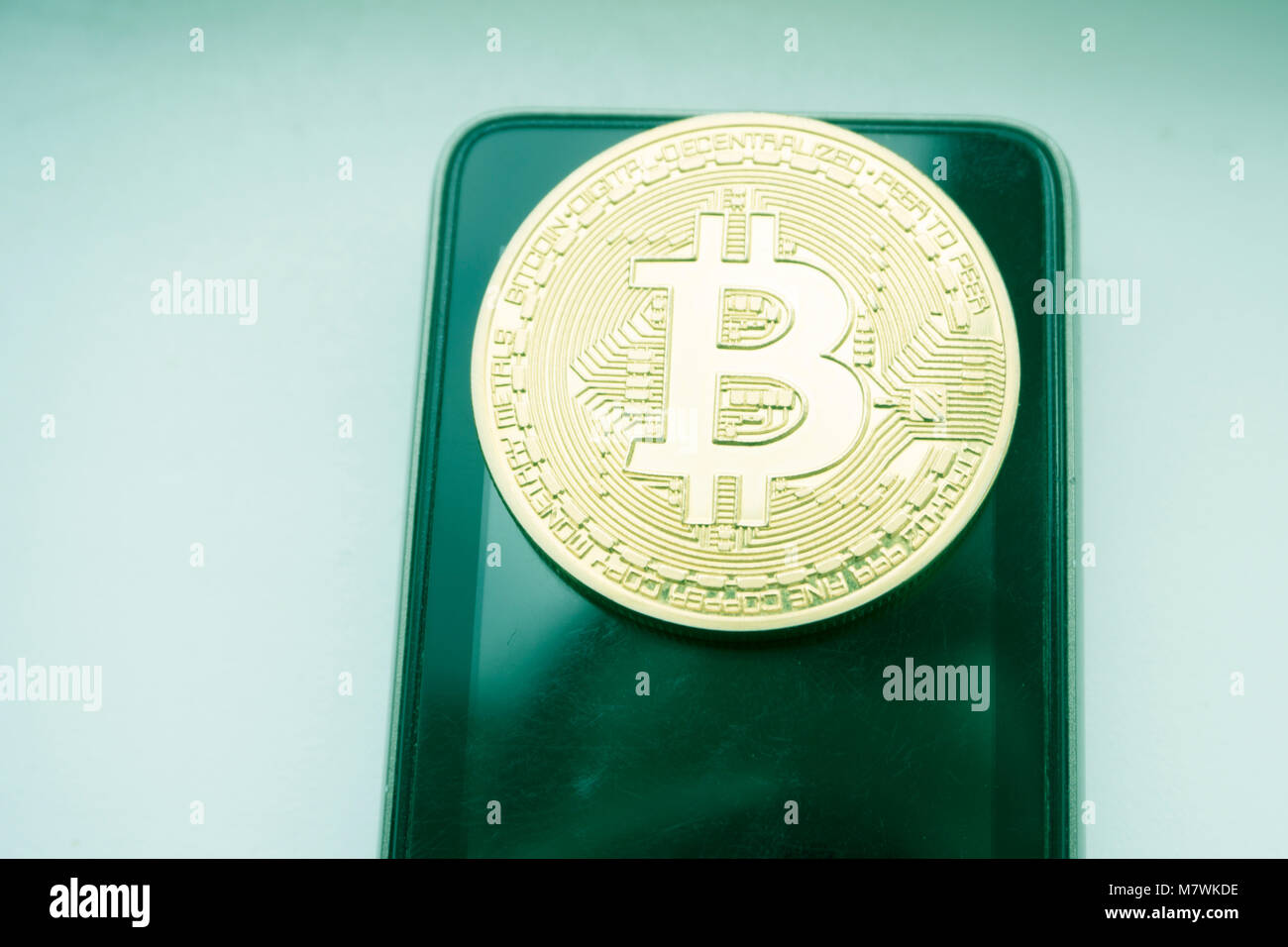 Image conceptuelle.téléphone carte de crédit Bitcoin Investissement .Le concept de la technologie de l'Internet financier FINTECH. Banque D'Images