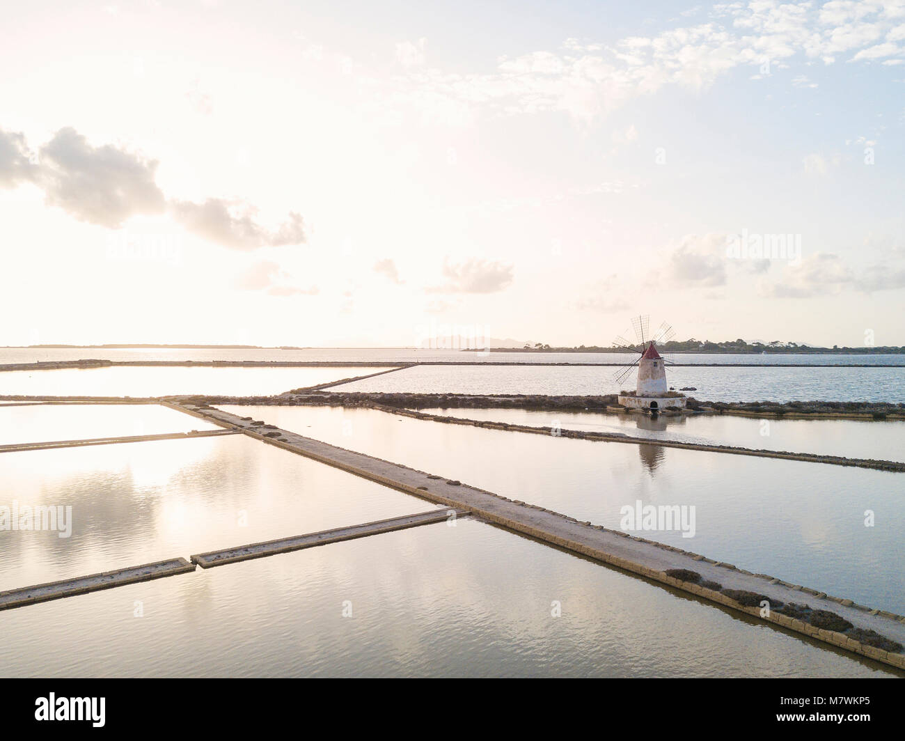 Vue aérienne du moulin et de sel, la Saline de Stagnone, Marsala, province de Trapani, Sicile, Italie Banque D'Images