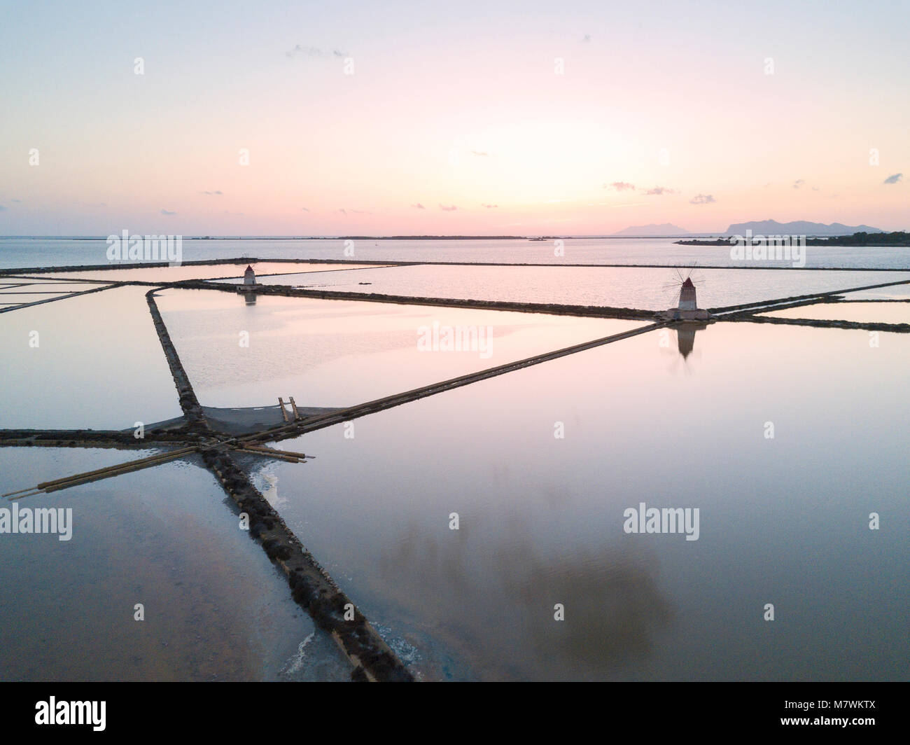 Vue aérienne de la Saline de Stagnone au coucher du soleil, Marsala, province de Trapani, Sicile, Italie Banque D'Images