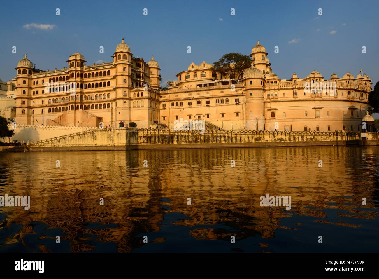 City Palace reflète dans le lac Pichola au coucher du soleil le plus grand complexe de palais au Rajasthan Udaipur Inde Banque D'Images
