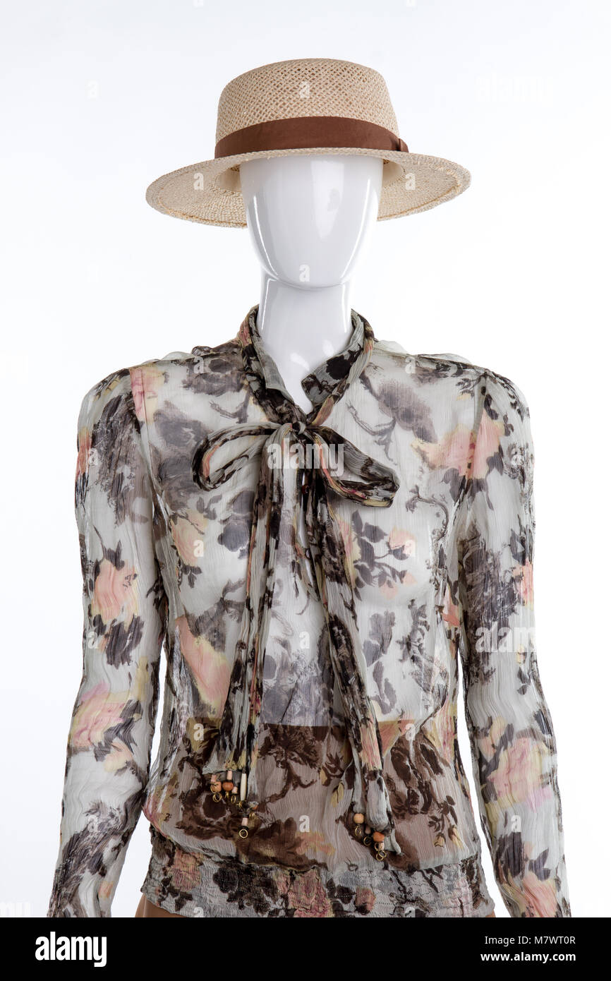Portrait mannequin avec abstract blouse et chapeau de paille. Vue avant, arrière-plan blanc isolé. Banque D'Images