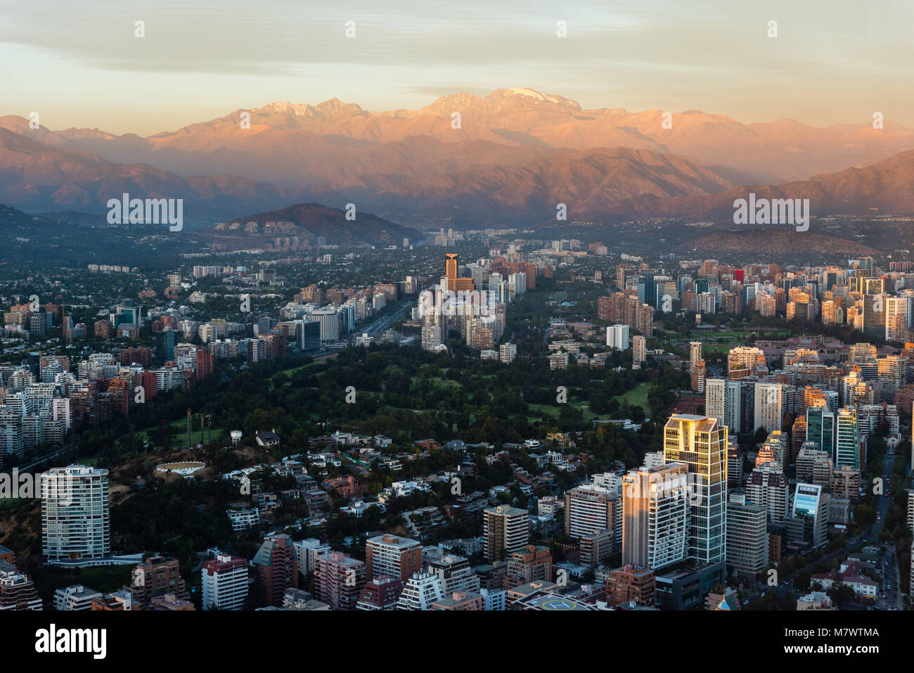 Vue panoramique sur les Andes de Santiago de l'Est. De Sky Costanera. Banque D'Images