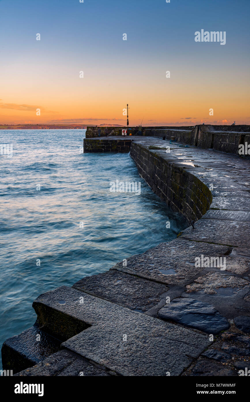 Coucher du Soleil au début du printemps à l'emplacement de destination de tournage Poldark Port de Charlestown à Cornwall. Banque D'Images