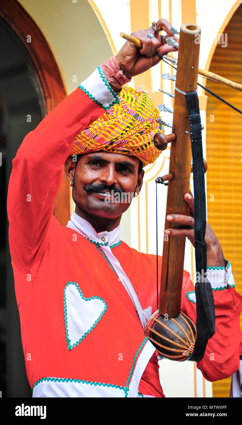 L'homme en costume coloré tunes une Ravanahatha (Ravanhatta, Ravanastron ou Ravana hasta veena), un ancien s'inclina, instrument à cordes, comme d'un violon Banque D'Images