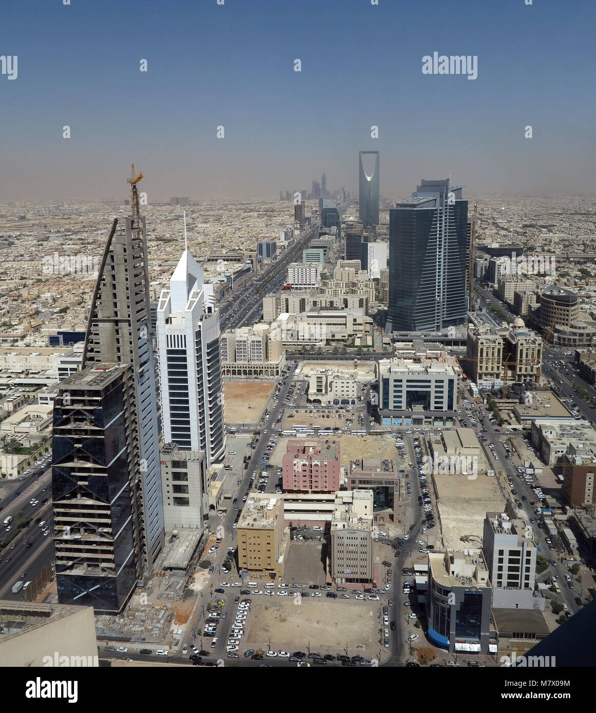 Vue depuis la plate-forme touristique au sommet de la tour Al Faisaliyah sur Riad, la capitale de l'Arabie Saoudite avec la Tour du Royaume en arrière-plan. Banque D'Images