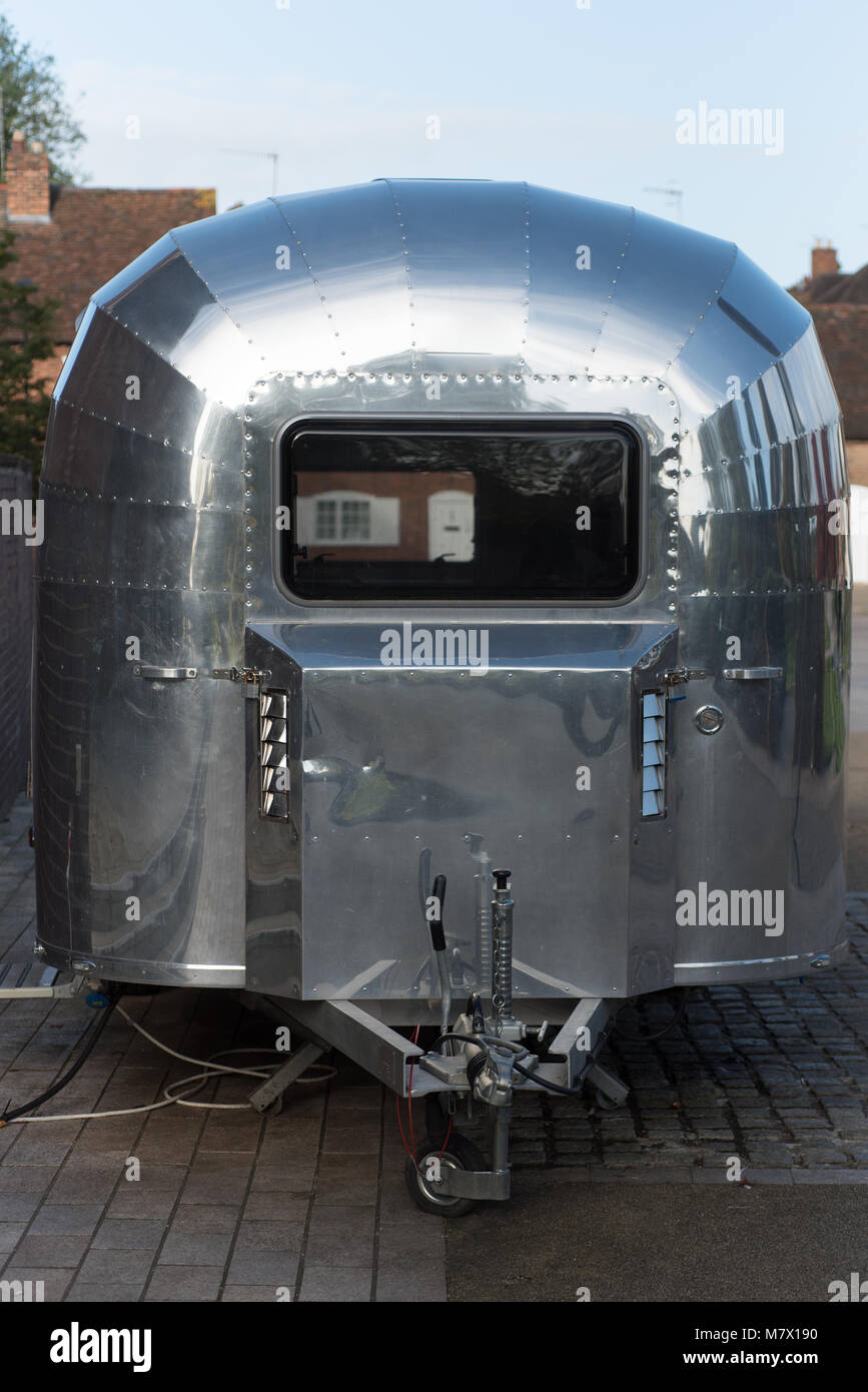 Burger d'argent non marquées futuriste van avec réflexion des arbres et de l'espace pour la légende Banque D'Images