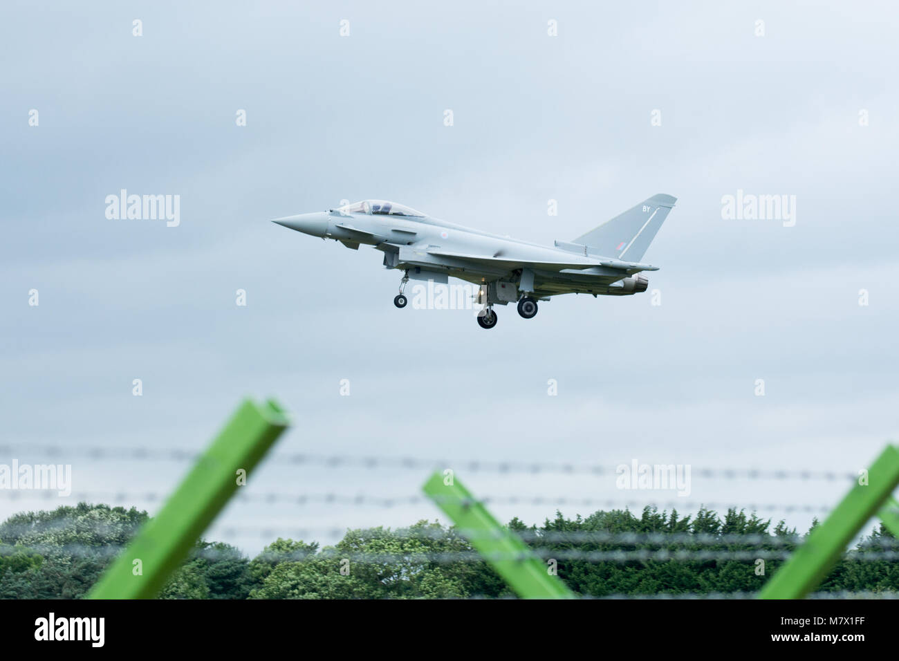 L'Eurofighter Typhoon sur l'approche à l'atterrissage avec du fil de fer barbelé clôture en premier plan. Banque D'Images