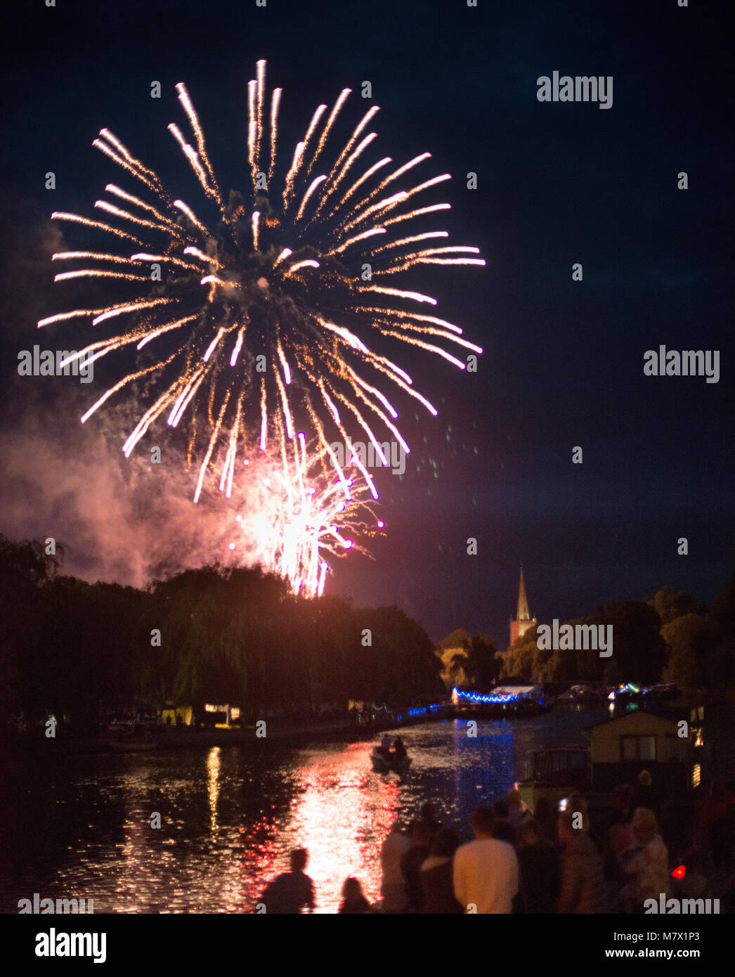 Feu d'artifice sur la rivière Avon à Stratford Banque D'Images