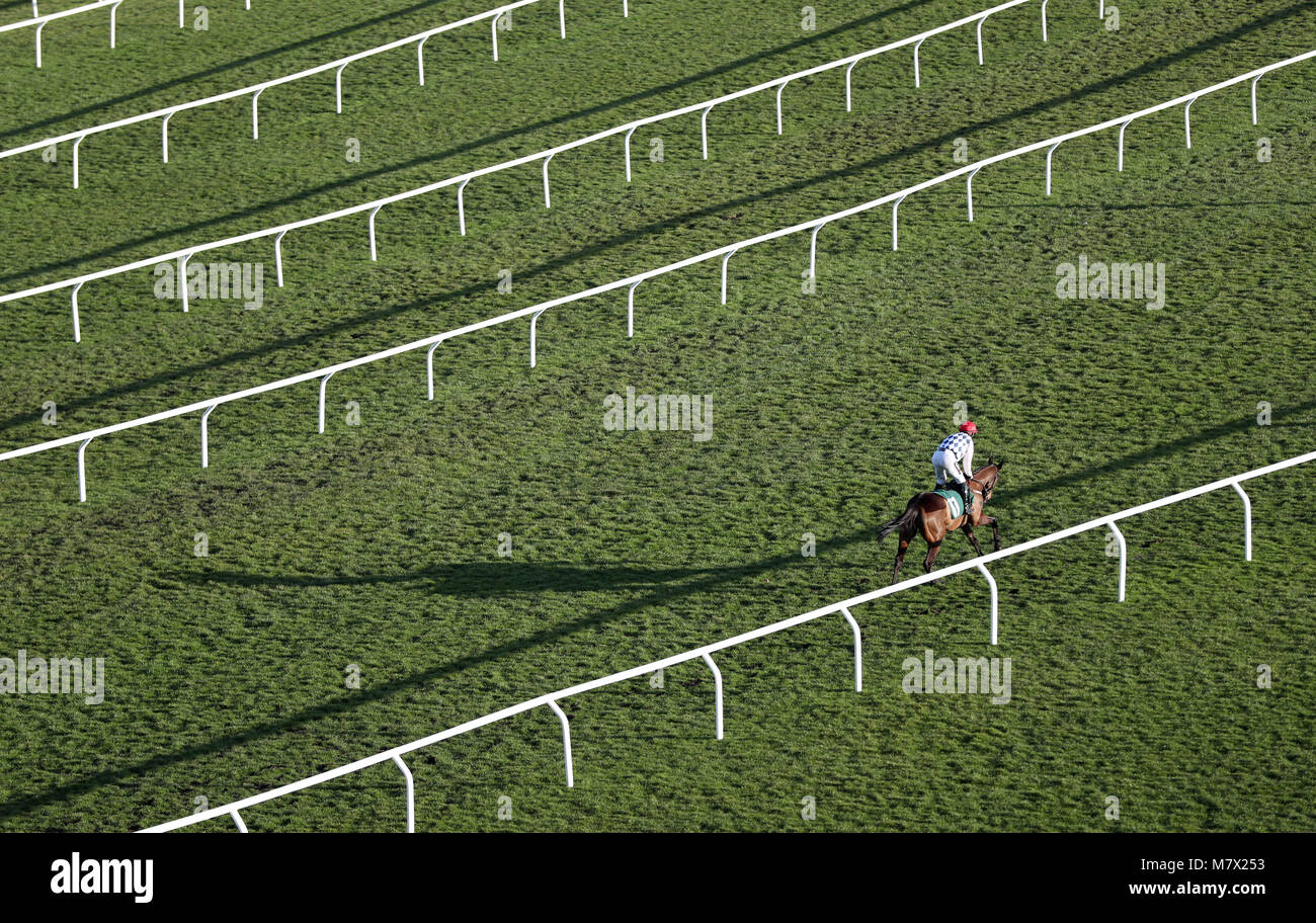 Rathvinden sur le cours à venir de la Chasse Nationale Challenge Cup Riders' amateurs novices' Chase au cours de la journée Champion 2018 Cheltenham Festival à l'Hippodrome de Cheltenham. Banque D'Images