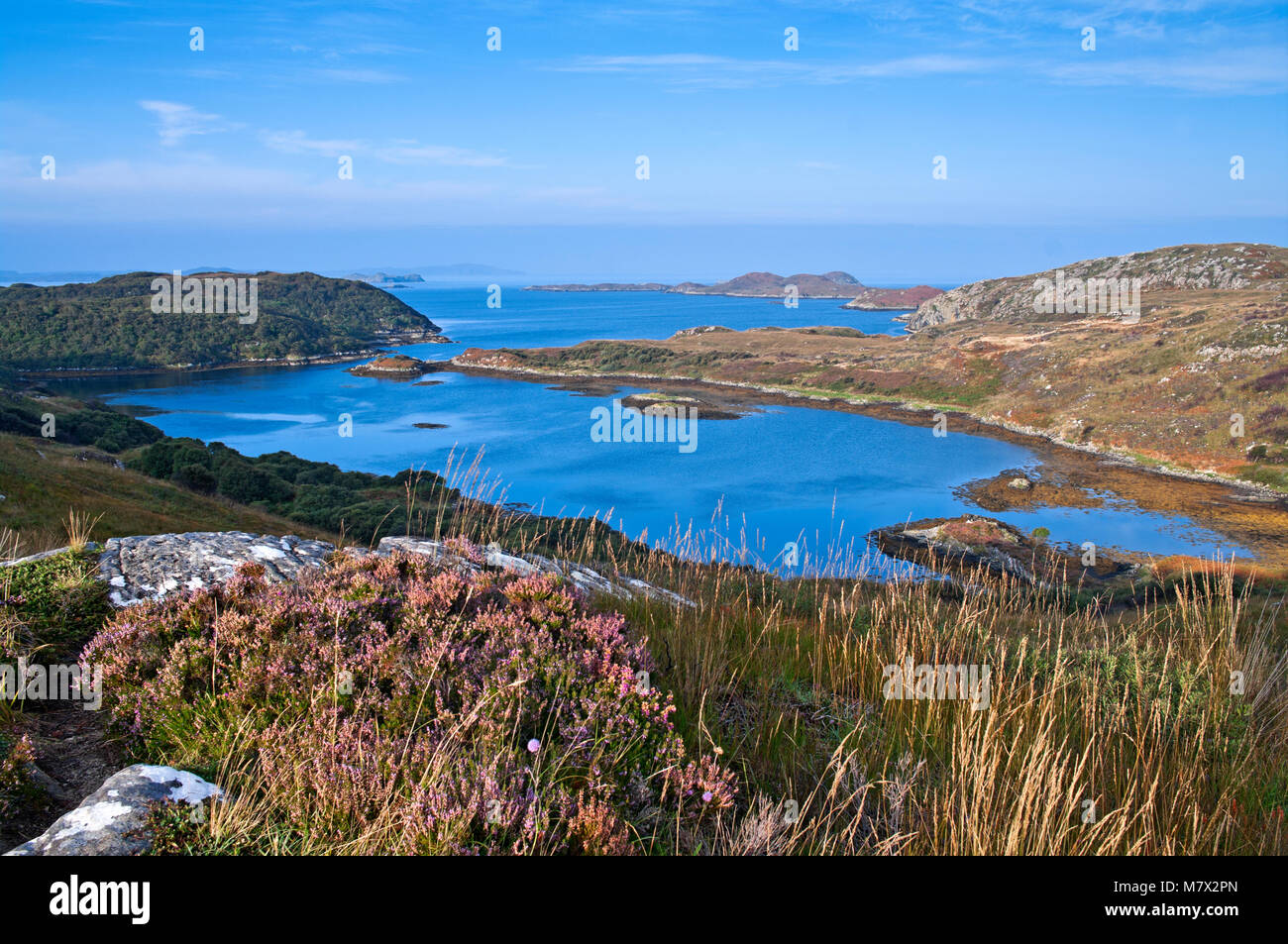 Une vue sur un Eddrachilis à marée inlet Bay et la mer ouverte au-delà, vu de l'A894 près de Scourie, Sutherland, Côte Nord, route 500 Scotland UK Banque D'Images