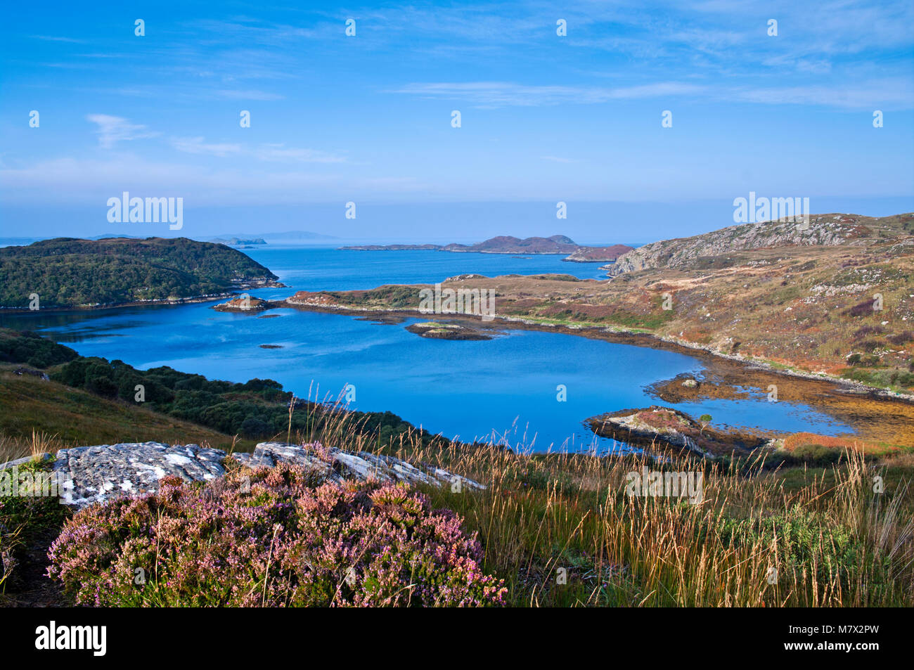 Une vue sur un Eddrachilis à marée inlet Bay et la mer ouverte au-delà, vu de l'A894 près de Scourie, Sutherland, Côte Nord, route 500 Scotland UK Banque D'Images