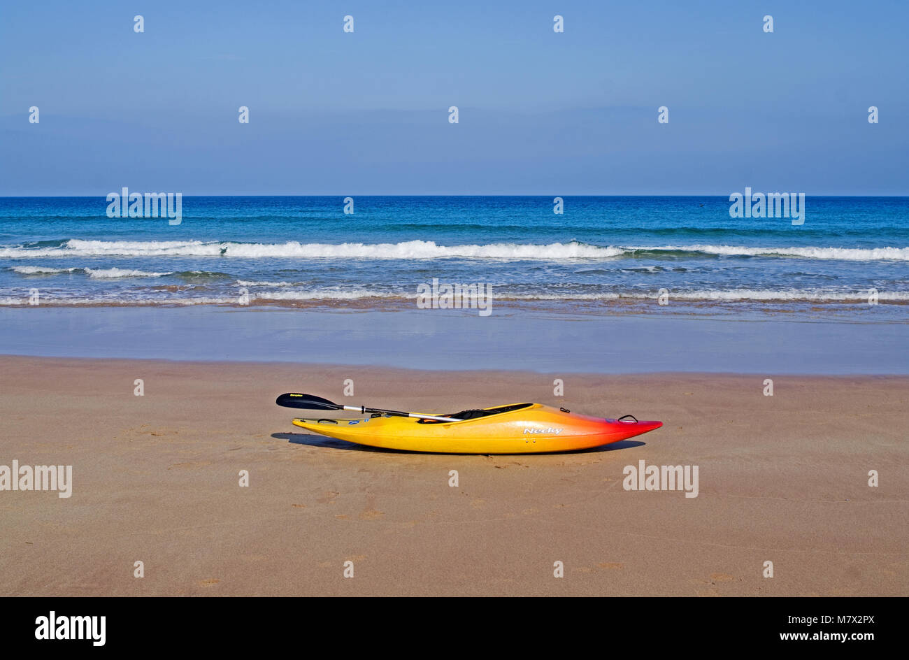 Kayak au bord de l'eau sur la plage de sable de Sango, Durness, Sutherland, sur la côte nord 500, route du temps ensoleillé, Highlands, Scotland UK Banque D'Images