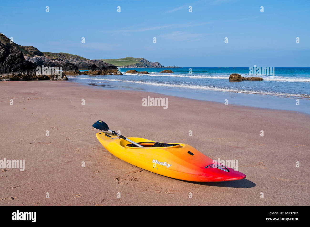 Kayak au bord de l'eau sur la plage de sable de Sango, Durness, Sutherland, sur la côte nord 500, route du temps ensoleillé, Highlands, Scotland UK Banque D'Images