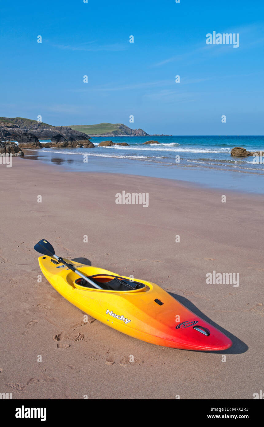 Kayak au bord de l'eau sur la plage de sable de Sango, Durness, Sutherland, sur la côte nord 500, route du temps ensoleillé, Highlands, Scotland UK Banque D'Images