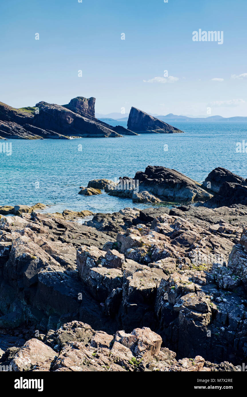 Le Split Rock à Clachtoll Bay vu à travers l'estran rocheux, Sutherland Assynt, Côte Nord, route 500, Highlands, Scotland UK Banque D'Images