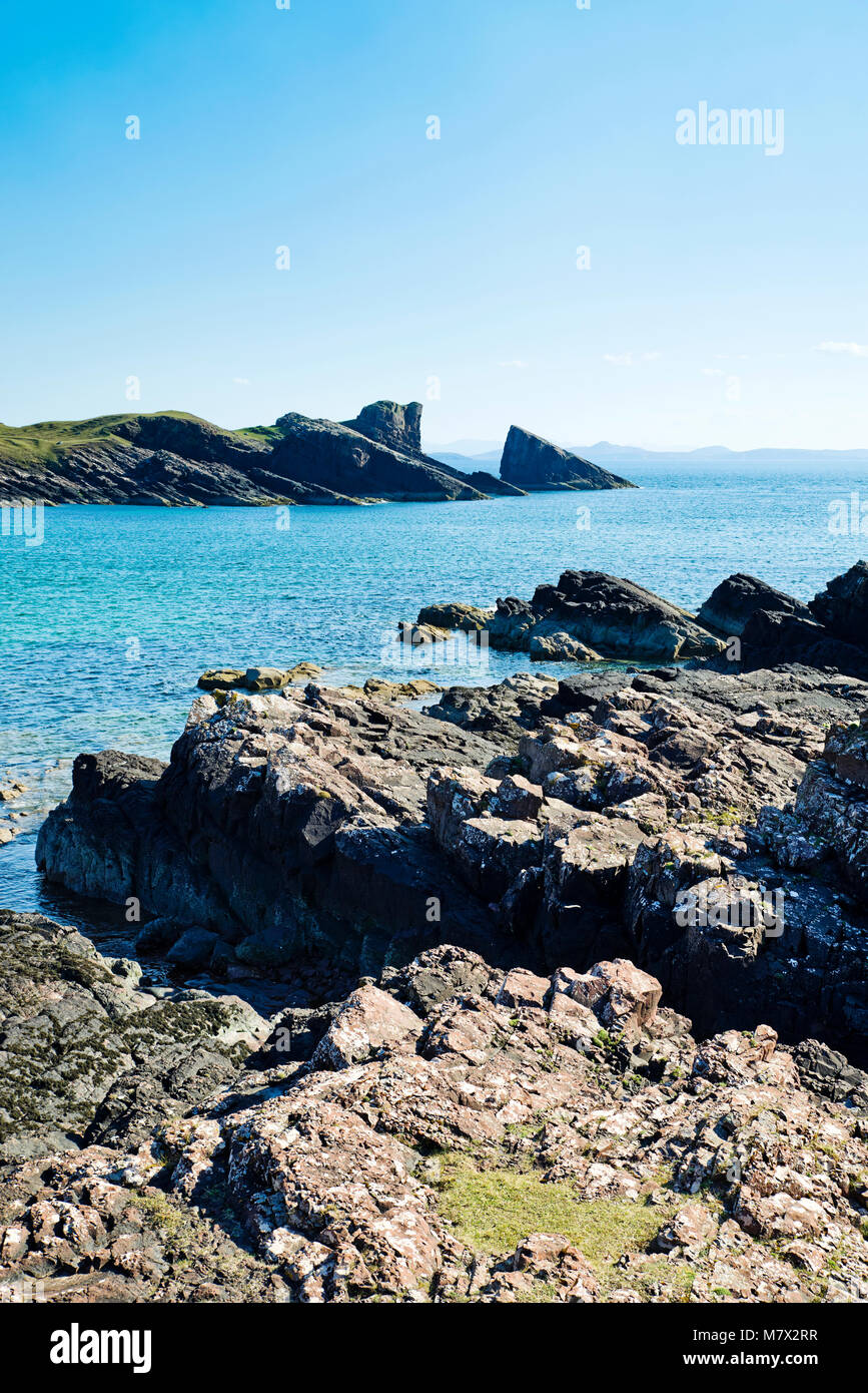 Le Split Rock à Clachtoll Bay vu à travers l'estran rocheux, Sutherland Assynt, Côte Nord, route 500, Highlands, Scotland UK Banque D'Images