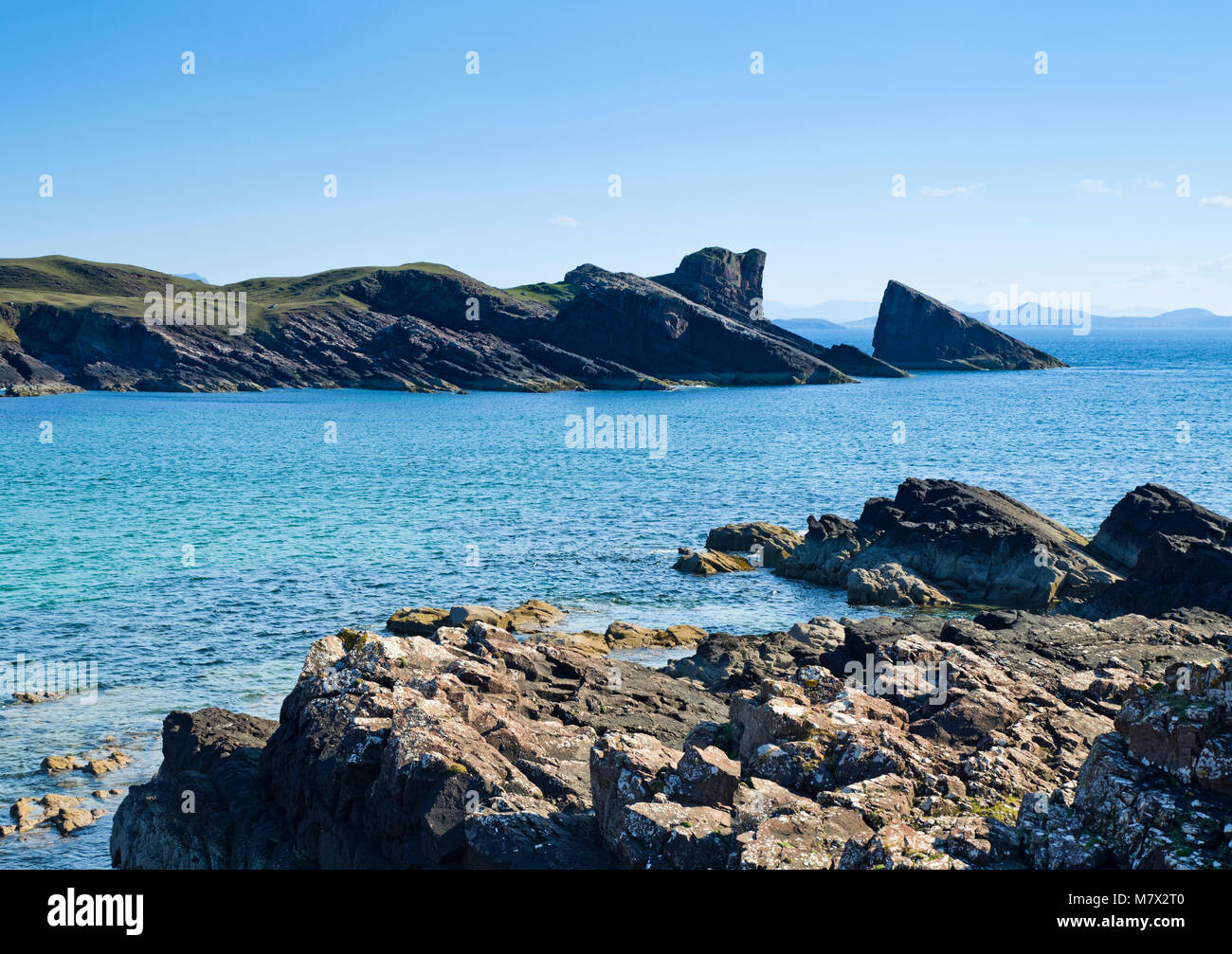 Le Split Rock à Clachtoll Bay vu à travers l'estran rocheux, Sutherland Assynt, Côte Nord, route 500, Highlands, Scotland UK Banque D'Images