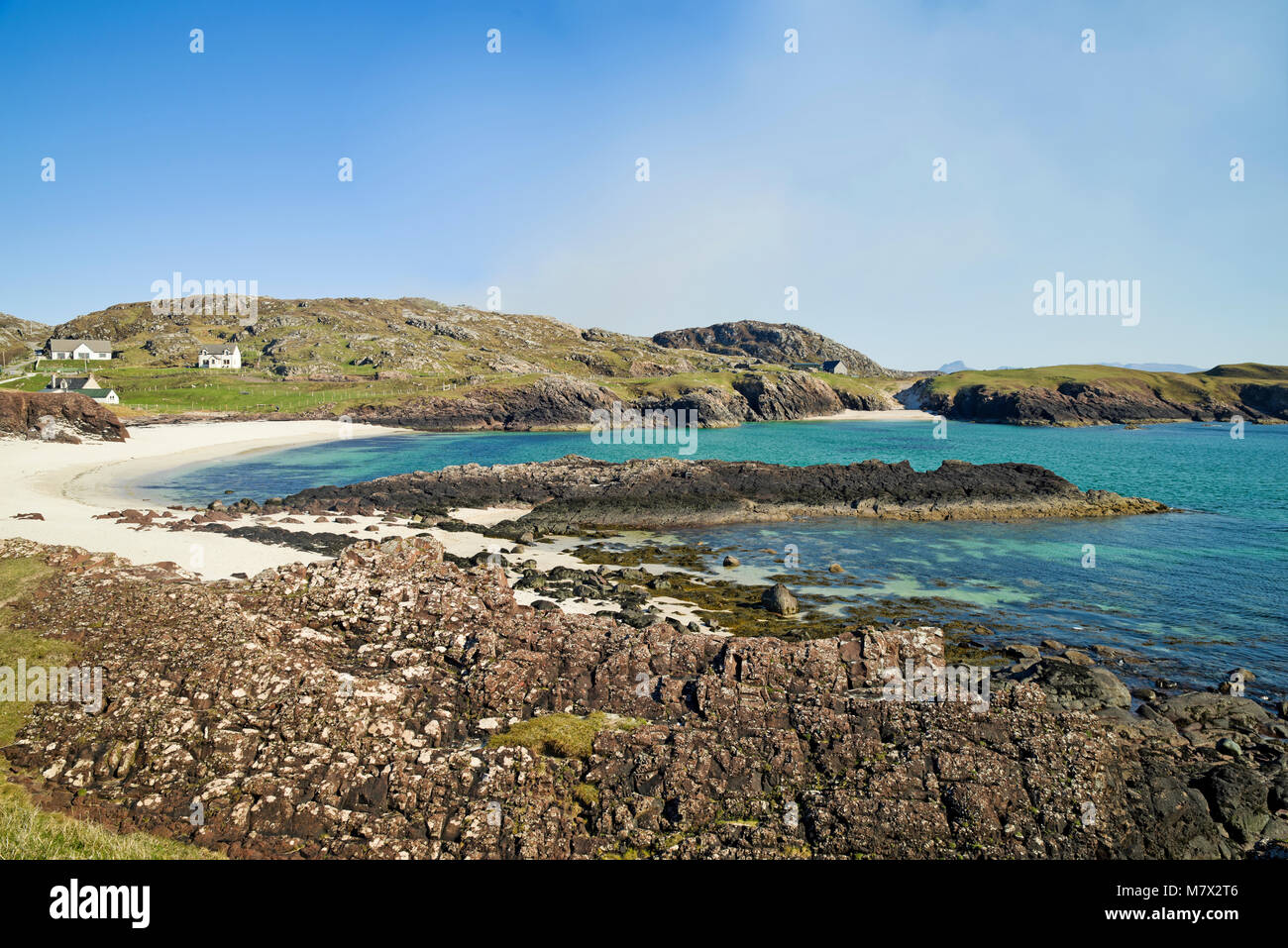 Belle plage de sable à Clachtoll Assynt, Sutherland, Bay, sur la côte nord 500 route touristique, Highlands, Scotland UK. Banque D'Images