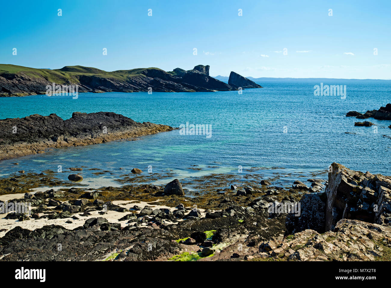 Le Split Rock à Clachtoll Bay vu à travers l'estran rocheux, Sutherland Assynt, Côte Nord, route 500, Highlands, Scotland UK Banque D'Images