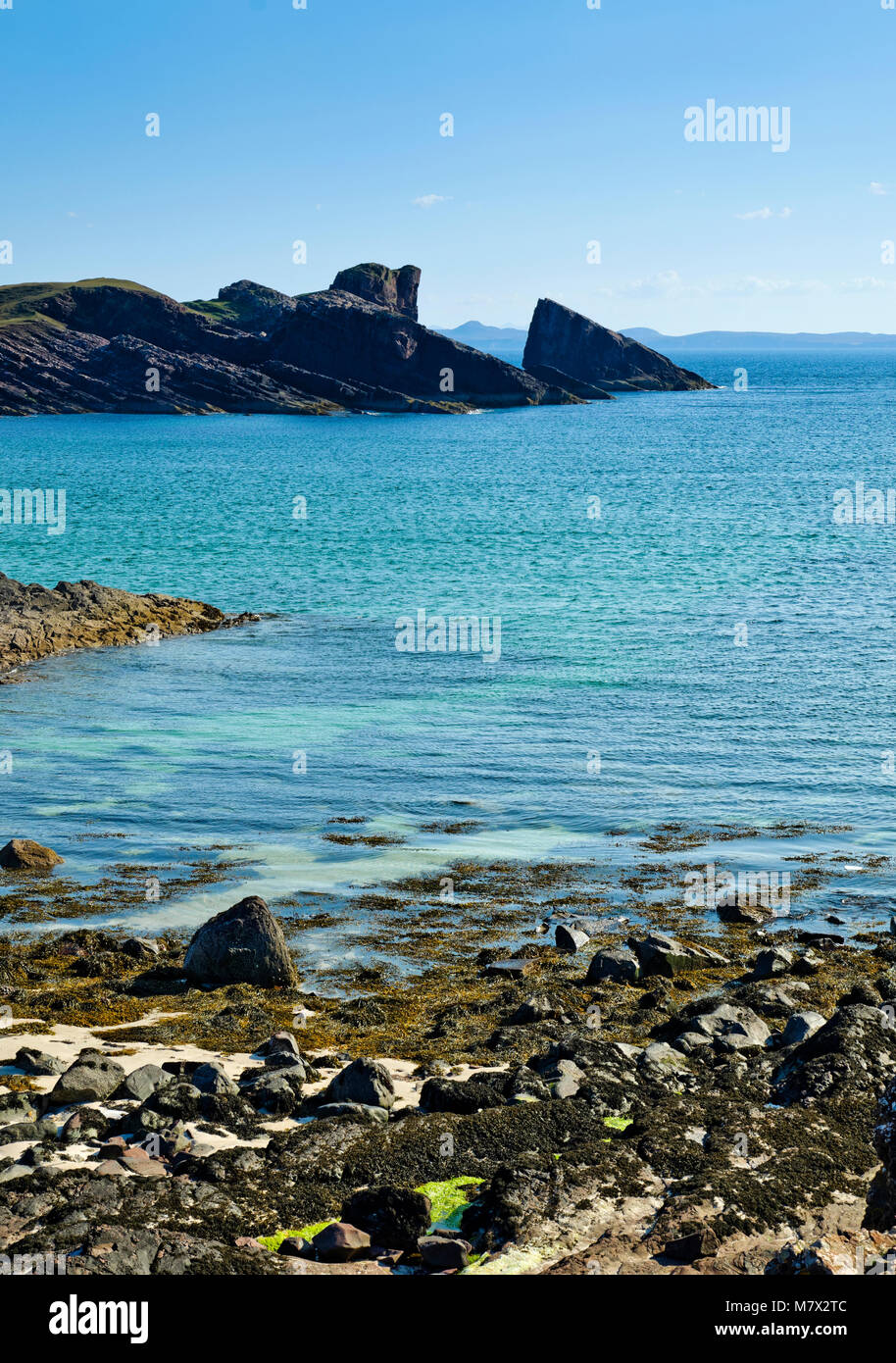 Le Split Rock à Clachtoll Bay vu à travers l'estran rocheux, Sutherland Assynt, Côte Nord, route 500, Highlands, Scotland UK Banque D'Images