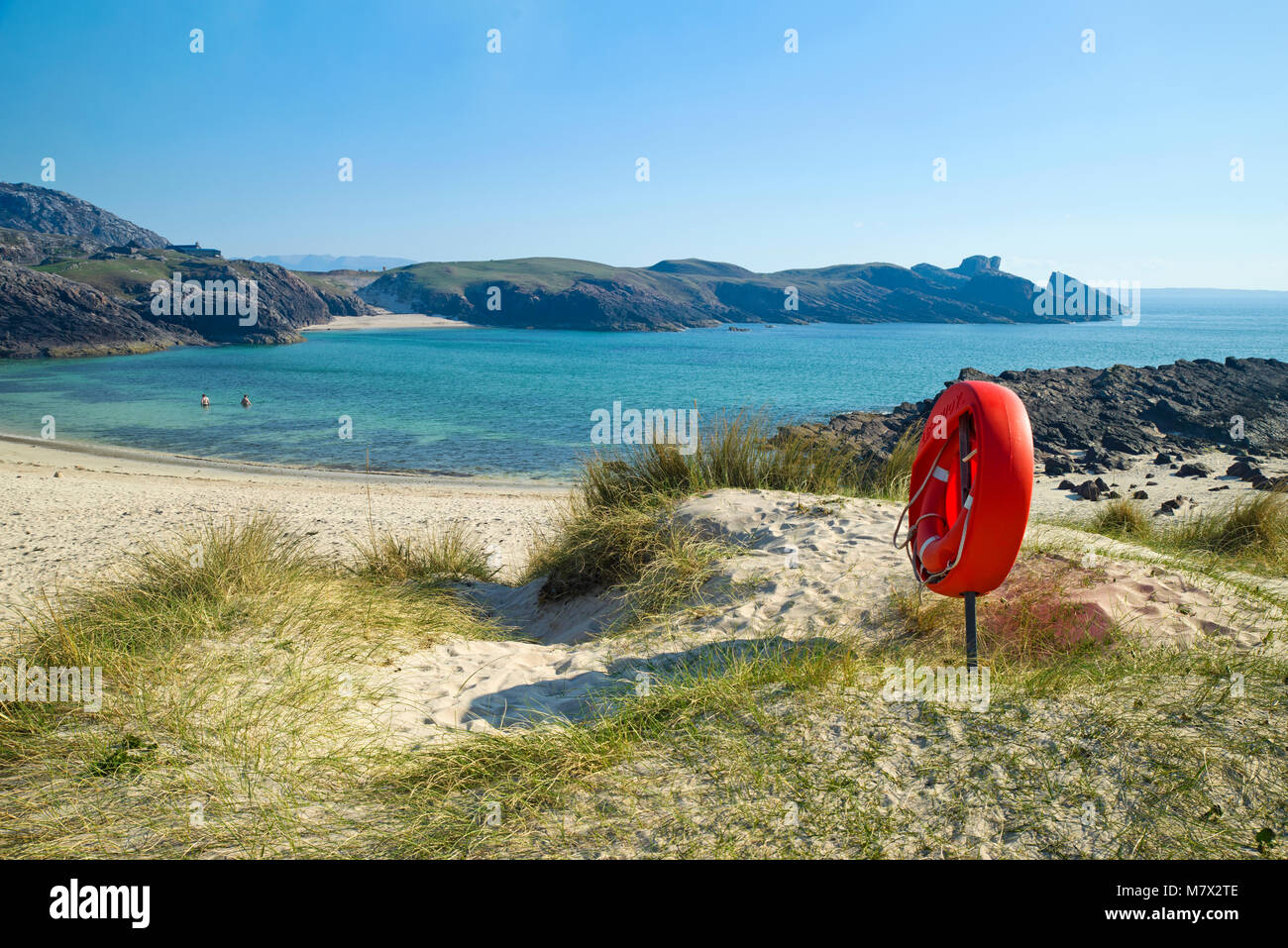 Bouée rouge,à la superbe plage de sable blanc de Assynt, Clachtoll, Sutherland, sur la côte nord, route 500 belle journée ensoleillée, les Highlands écossais Banque D'Images