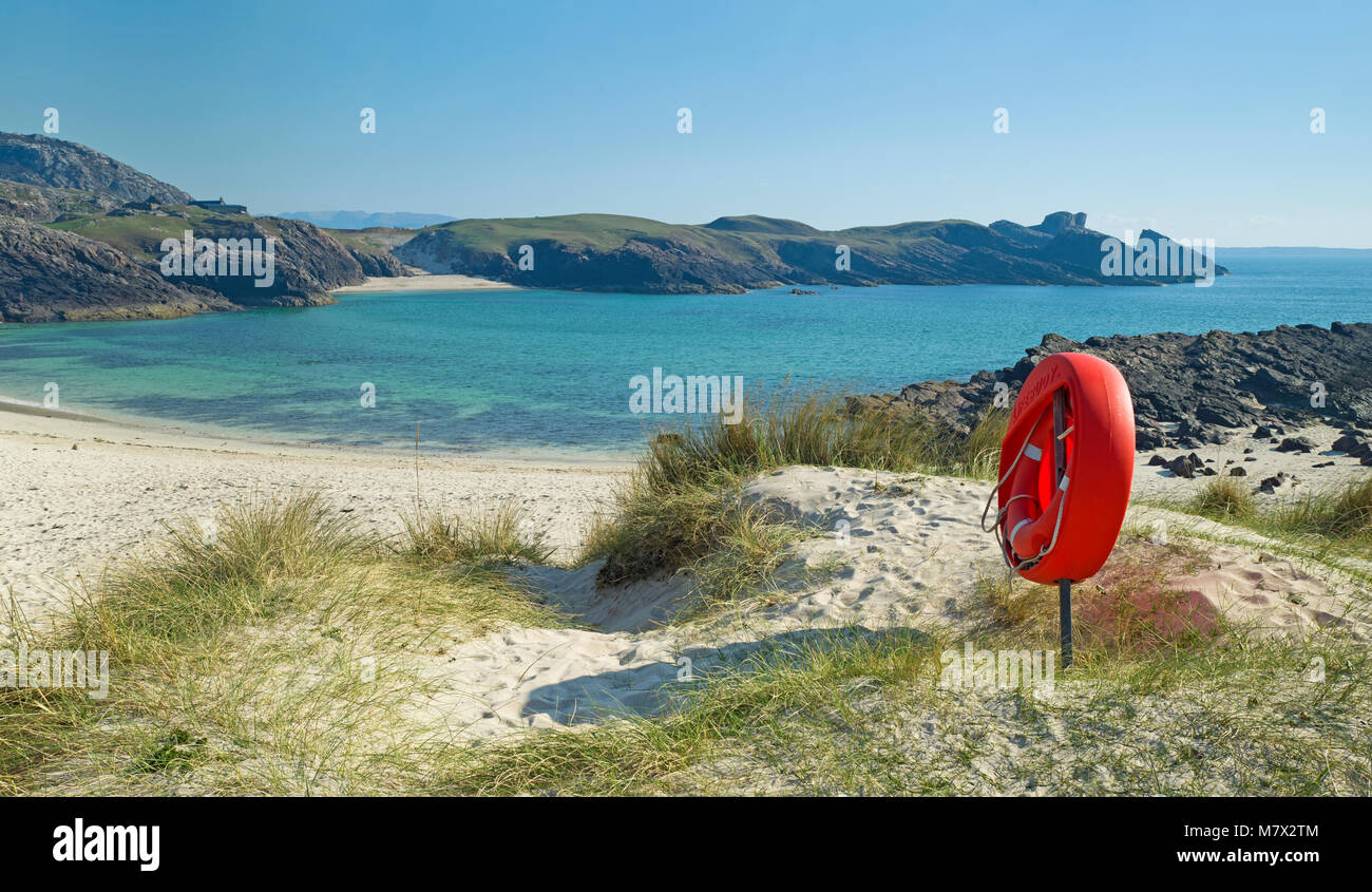 Bouée rouge,à la superbe plage de sable blanc de Assynt, Clachtoll, Sutherland, sur la côte nord, route 500 belle journée ensoleillée, les Highlands écossais Banque D'Images