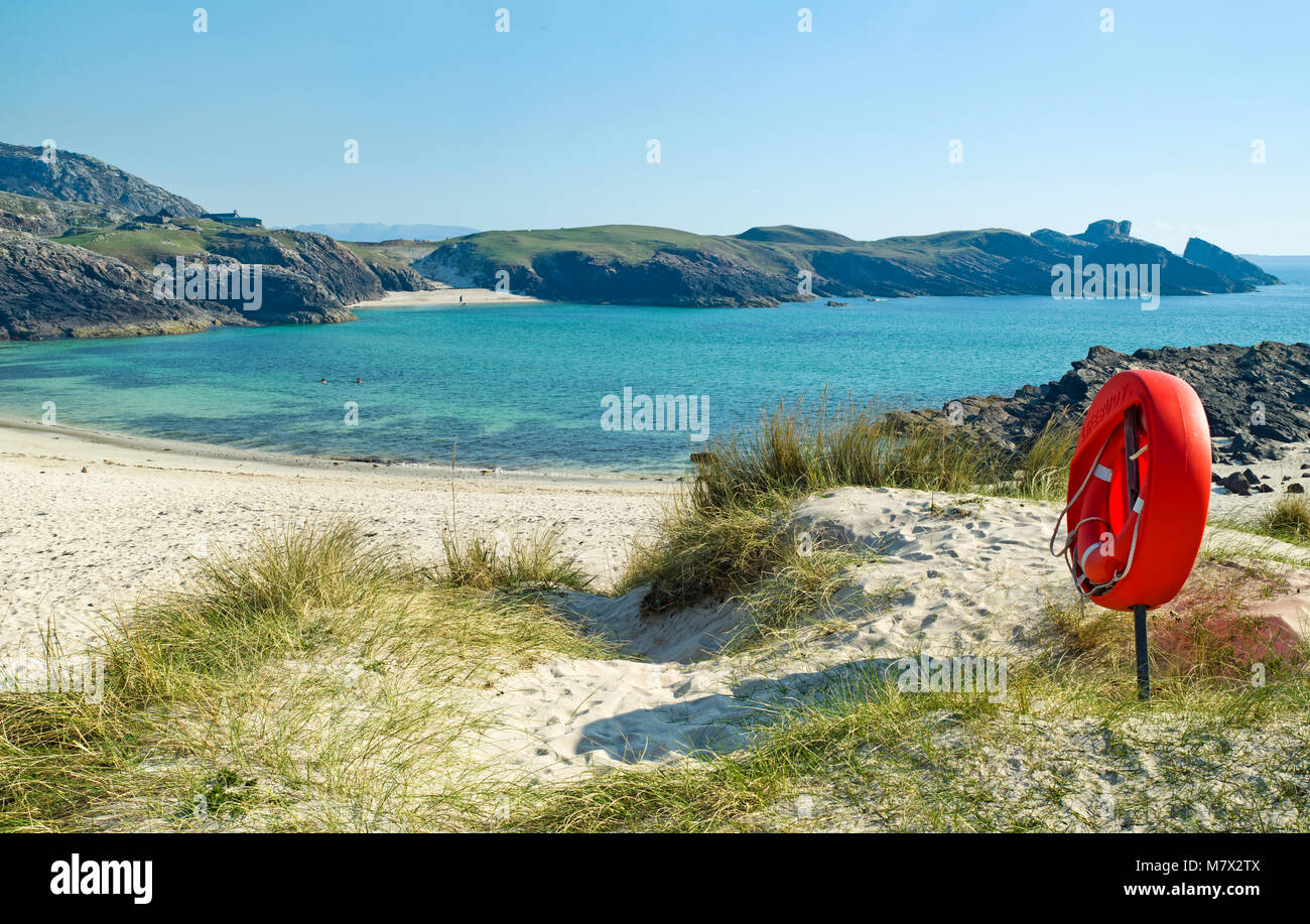 Bouée rouge,à la superbe plage de sable blanc de Assynt, Clachtoll, Sutherland, sur la côte nord, route 500 belle journée ensoleillée, les Highlands écossais Banque D'Images