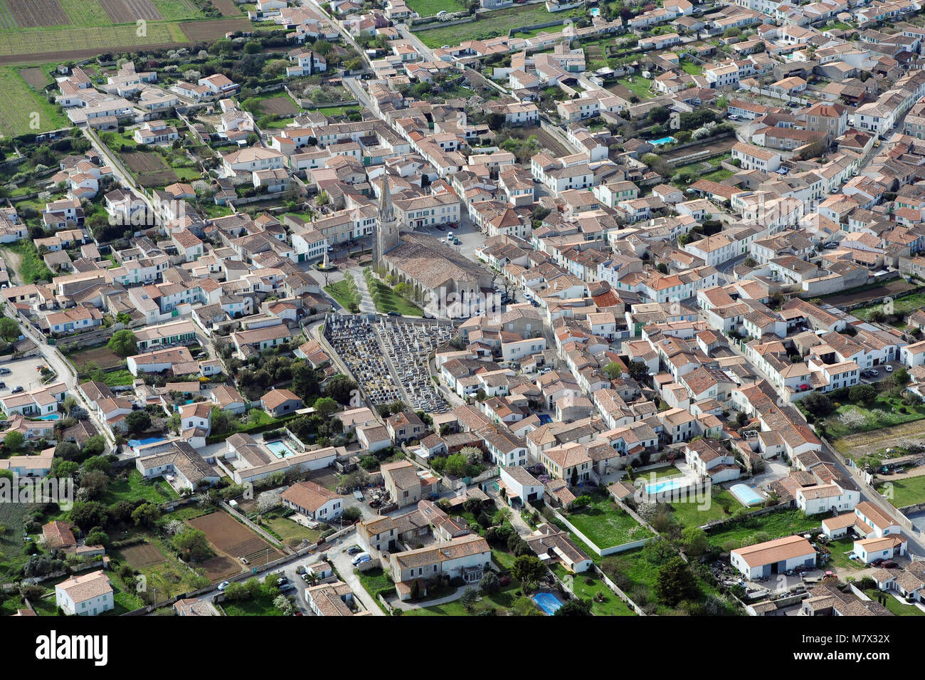 Vue aérienne de Sainte-Marie-de-Re, Ile de Re (île de La), au large de ...