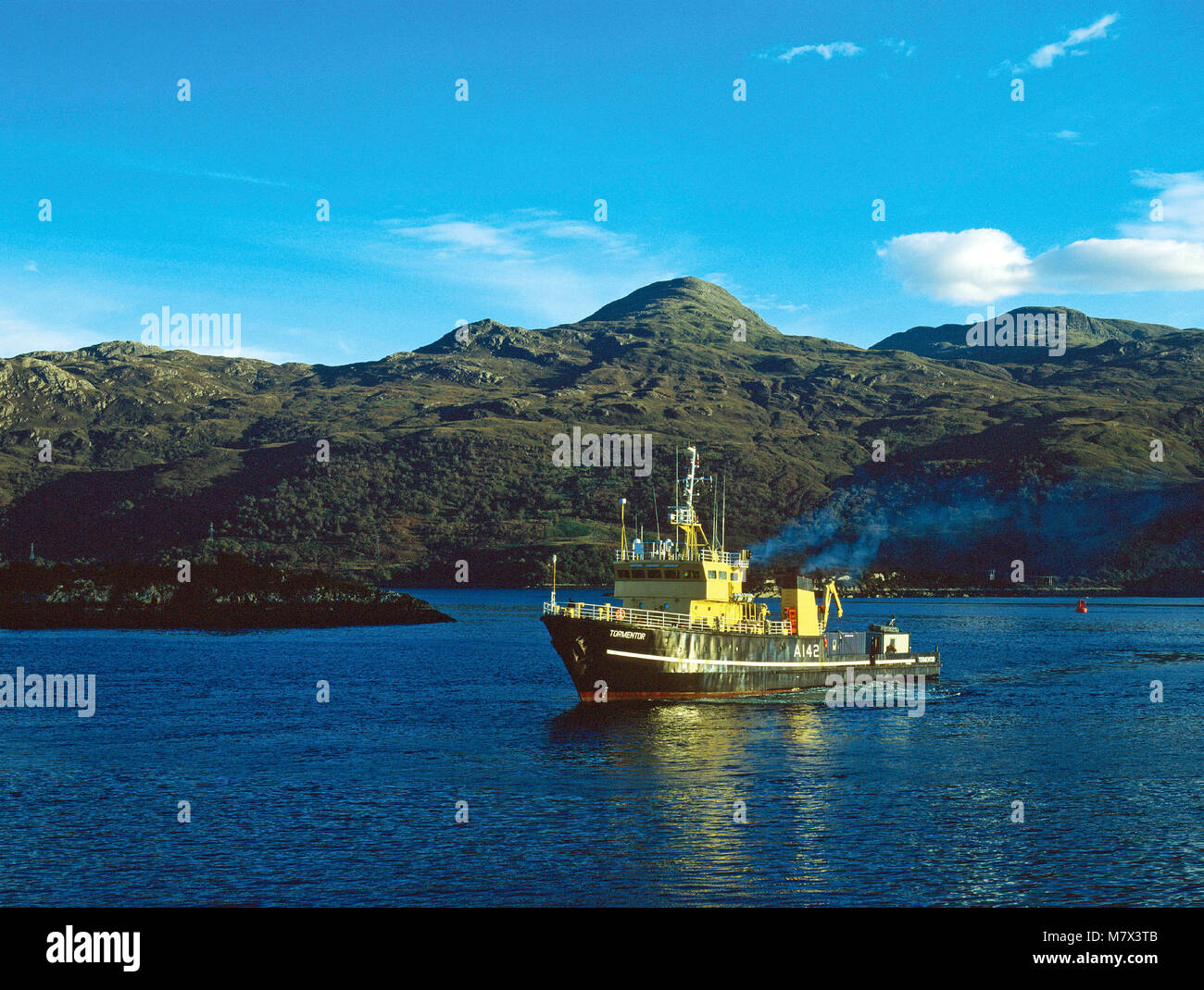 Bateau de pêche sur le Kyle of Lochalsh, entre le continent et l'île de Skye, Ecosse, Highland Banque D'Images