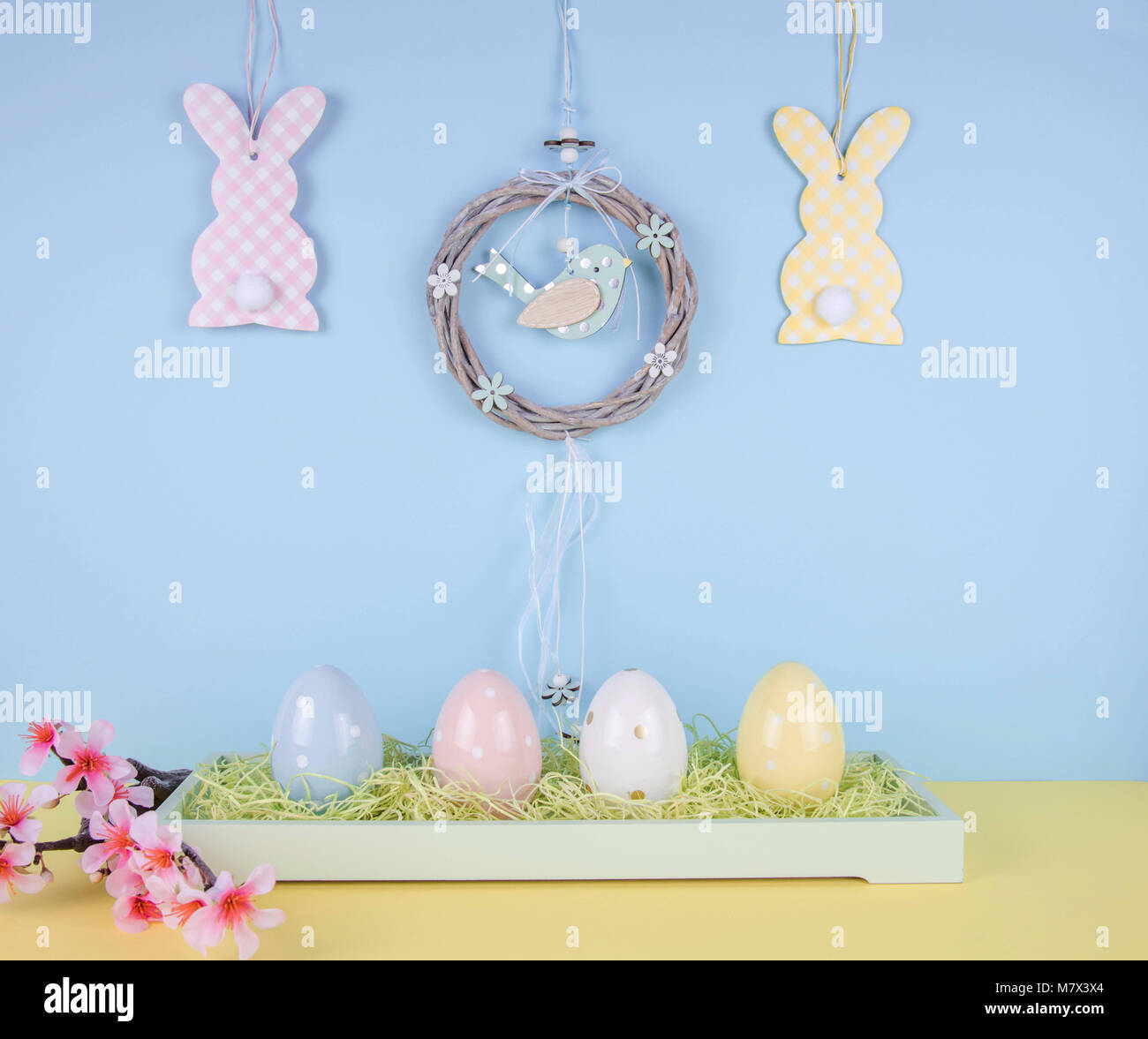 Composition pâques créatives avec des oeufs peints et lapin de Pâques. Banque D'Images