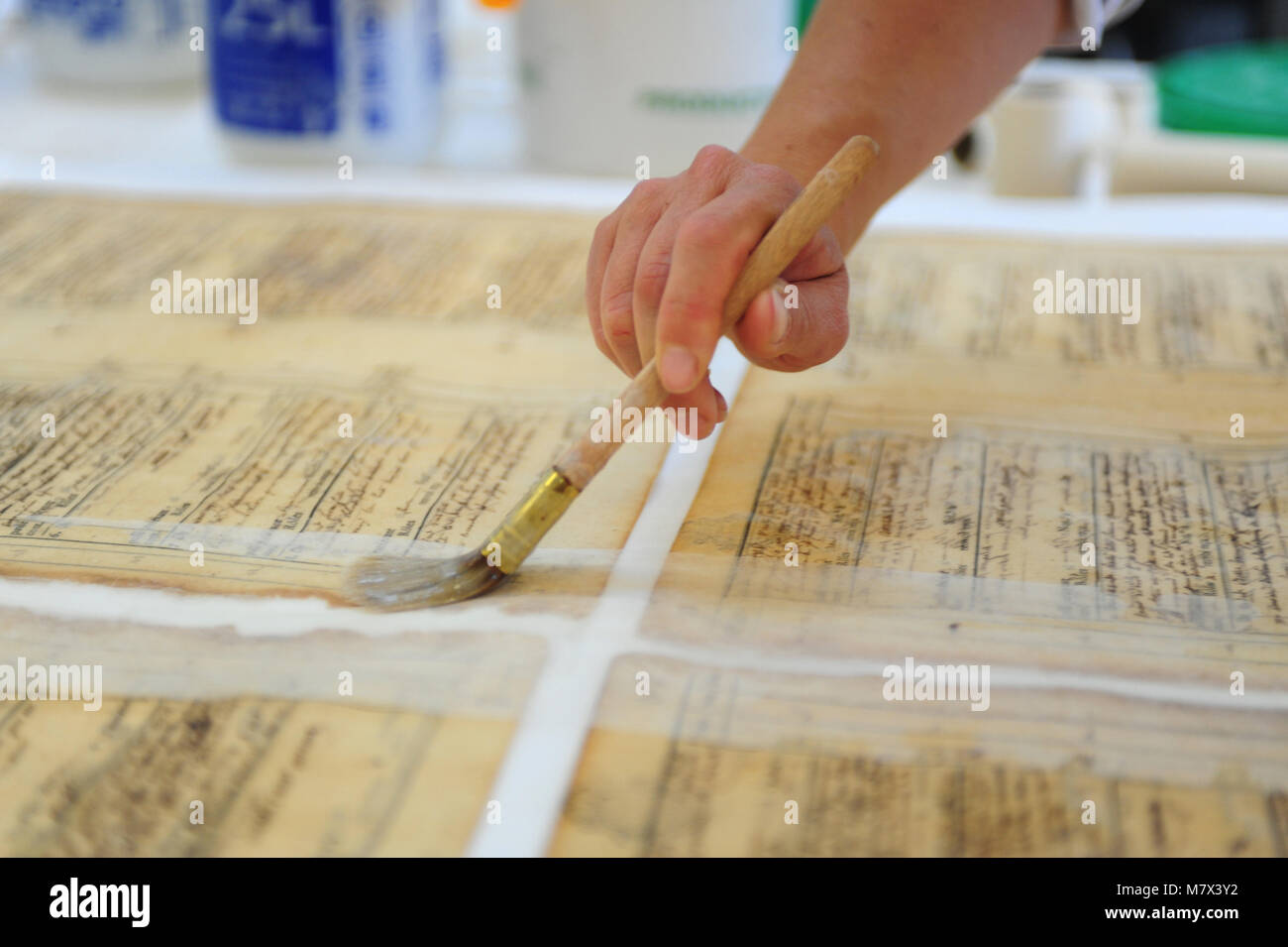 Loix-en-Re (ouest France) : Atelier Quillet, atelier de reliure spécialisée dans les vieux livres et documents, créé en 1993 par Lionel Quillet. Atelier Banque D'Images