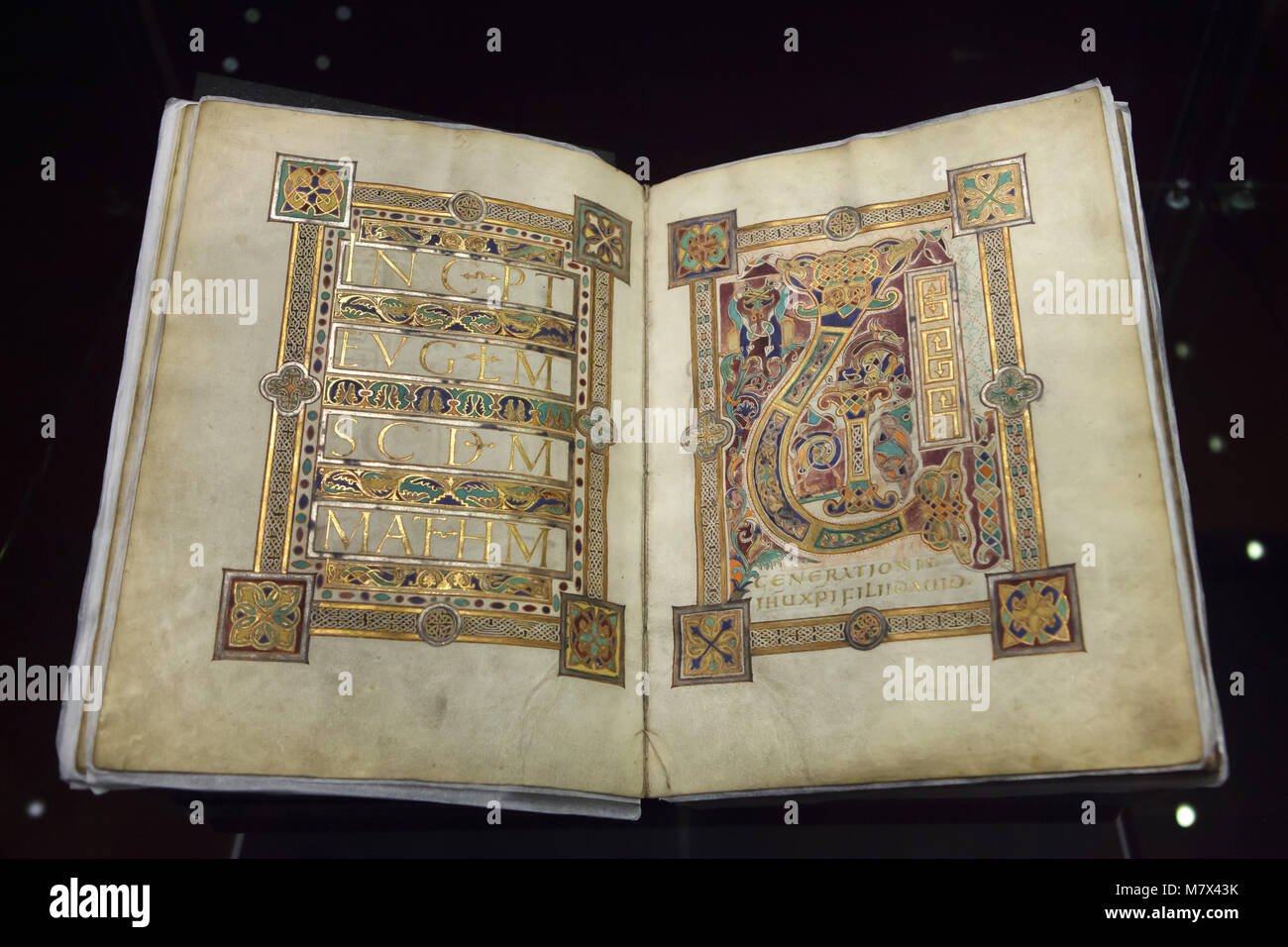 Manuscrit enluminé carolingien le Evangeliář svatovítský appelé (l'Évangile de Saint Vitus) également connu sous le nom de l'Évangile de Prague qui date de la fin du 9e siècle sur l'affichage à l'exposition 'au début de l'état" à Prague, République tchèque. L'exposition pour célébrer le 100e anniversaire de la Tchécoslovaquie s'exécute pendant seulement cinq jours du 10 janvier au 15 janvier 2018 dans les écuries impériales du Château de Prague. Le manuscrit est ouvert à la première page de l'Évangile de Matthieu avec la conception ornementale carolingienne. Le manuscrit a été utilisé une seule fois pendant le couronnement de Charle Banque D'Images
