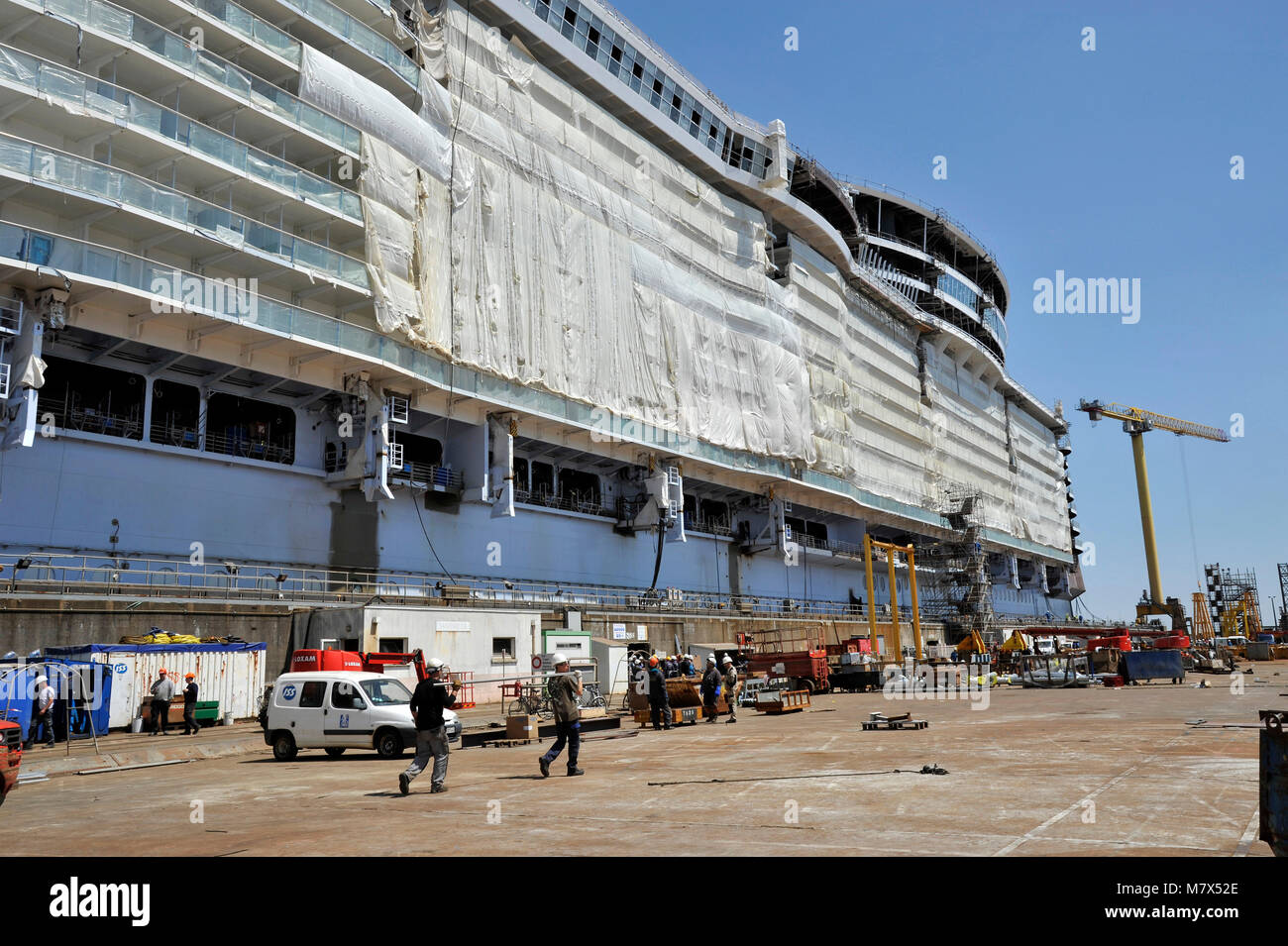 Les chantiers navals STX à Saint-Nazaire, sur 2015/06/17 construction du navire géant Mme harmonie de la mer pour l'américain la compagnie de croisière Royal Caribbean dans Banque D'Images