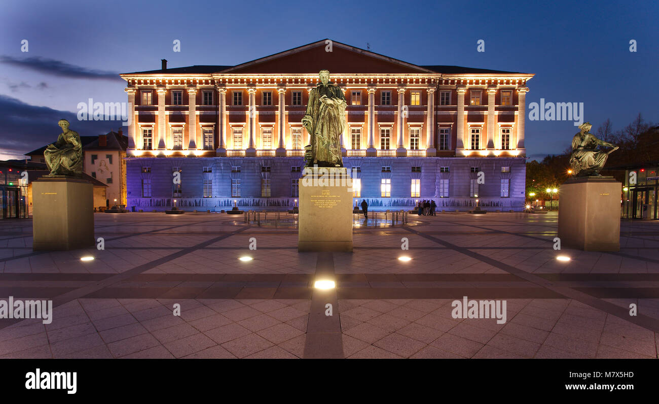 Chambéry (Savoie, France) : la Cour d'appel lit up at night Banque D'Images