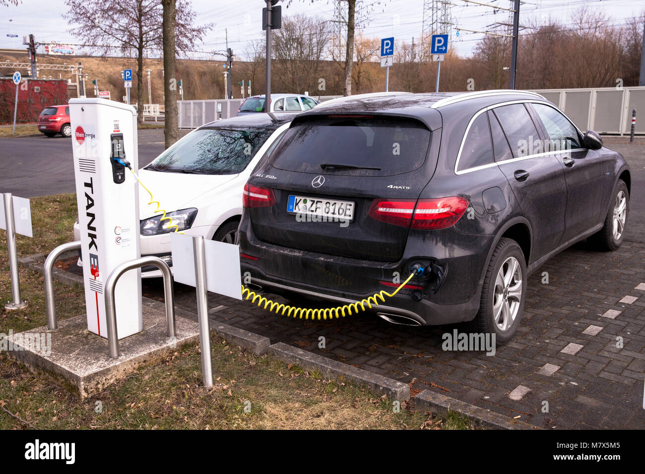 Allemagne, Cologne, Mercedes-Benz 350GLC e à une station de charge pour voitures électriques au parking Park and Ride à Weiden-West l'Aachener Street en t Banque D'Images