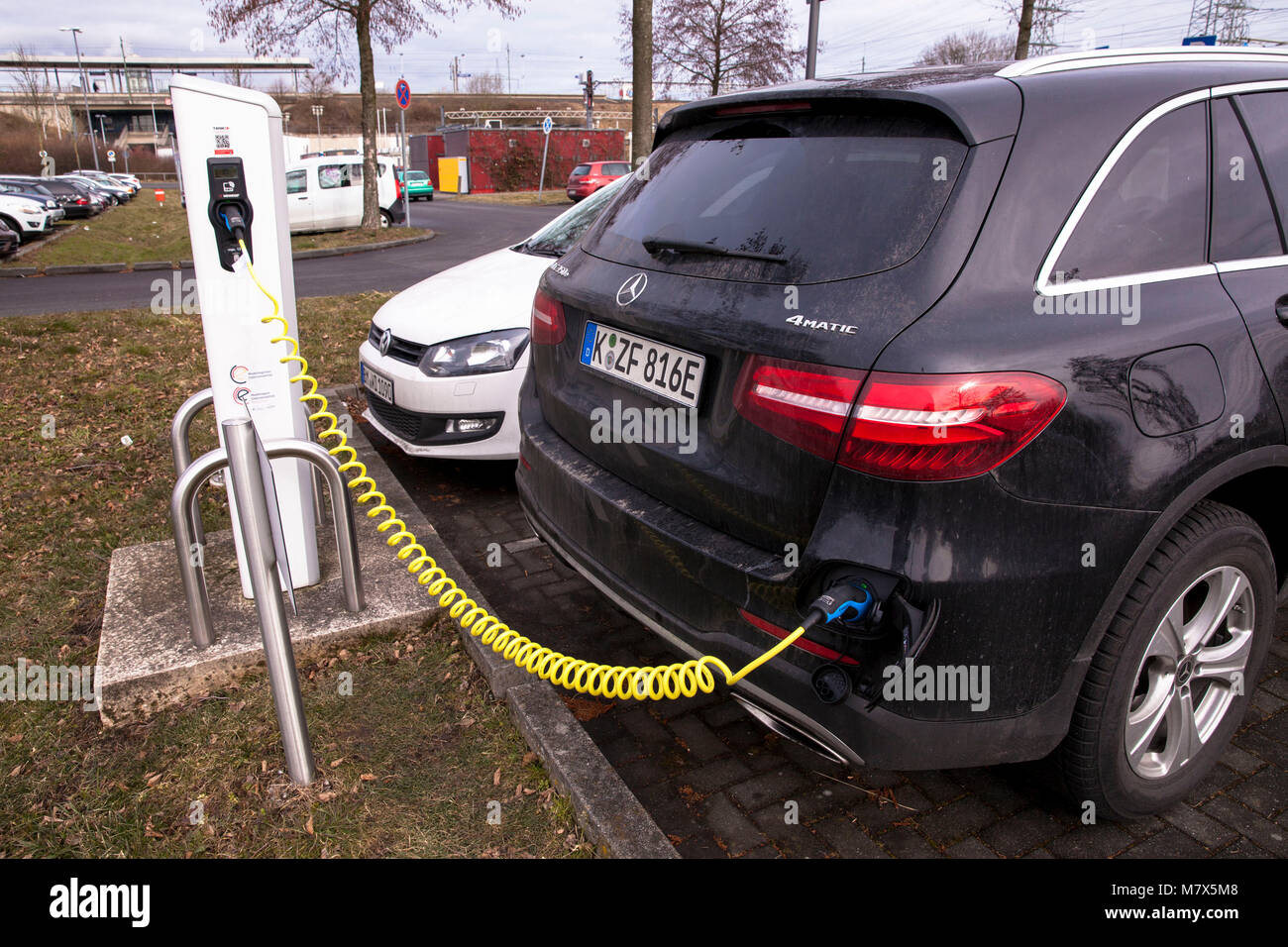 Allemagne, Cologne, Mercedes-Benz 350GLC e à une station de charge pour voitures électriques au parking Park and Ride à Weiden-West l'Aachener Street en t Banque D'Images