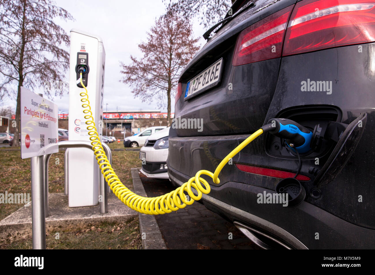 Allemagne, Cologne, Mercedes-Benz 350GLC e à une station de charge pour voitures électriques au parking Park and Ride à Weiden-West l'Aachener Street en t Banque D'Images