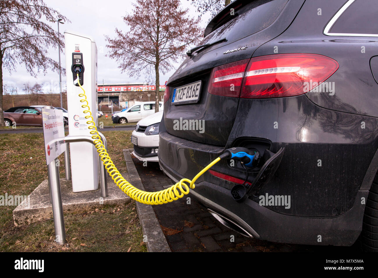 Allemagne, Cologne, Mercedes-Benz 350GLC e à une station de charge pour voitures électriques au parking Park and Ride à Weiden-West l'Aachener Street en t Banque D'Images