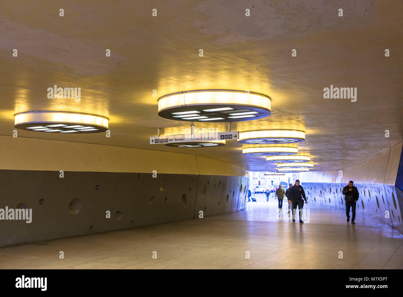 Allemagne, Cologne, passage inférieur à la Wiener square dans le quartier de Mülheim. Deutschland, Koeln, Unterfuehrung Am Wiener Platz im Stadtteil Muelheim. Banque D'Images